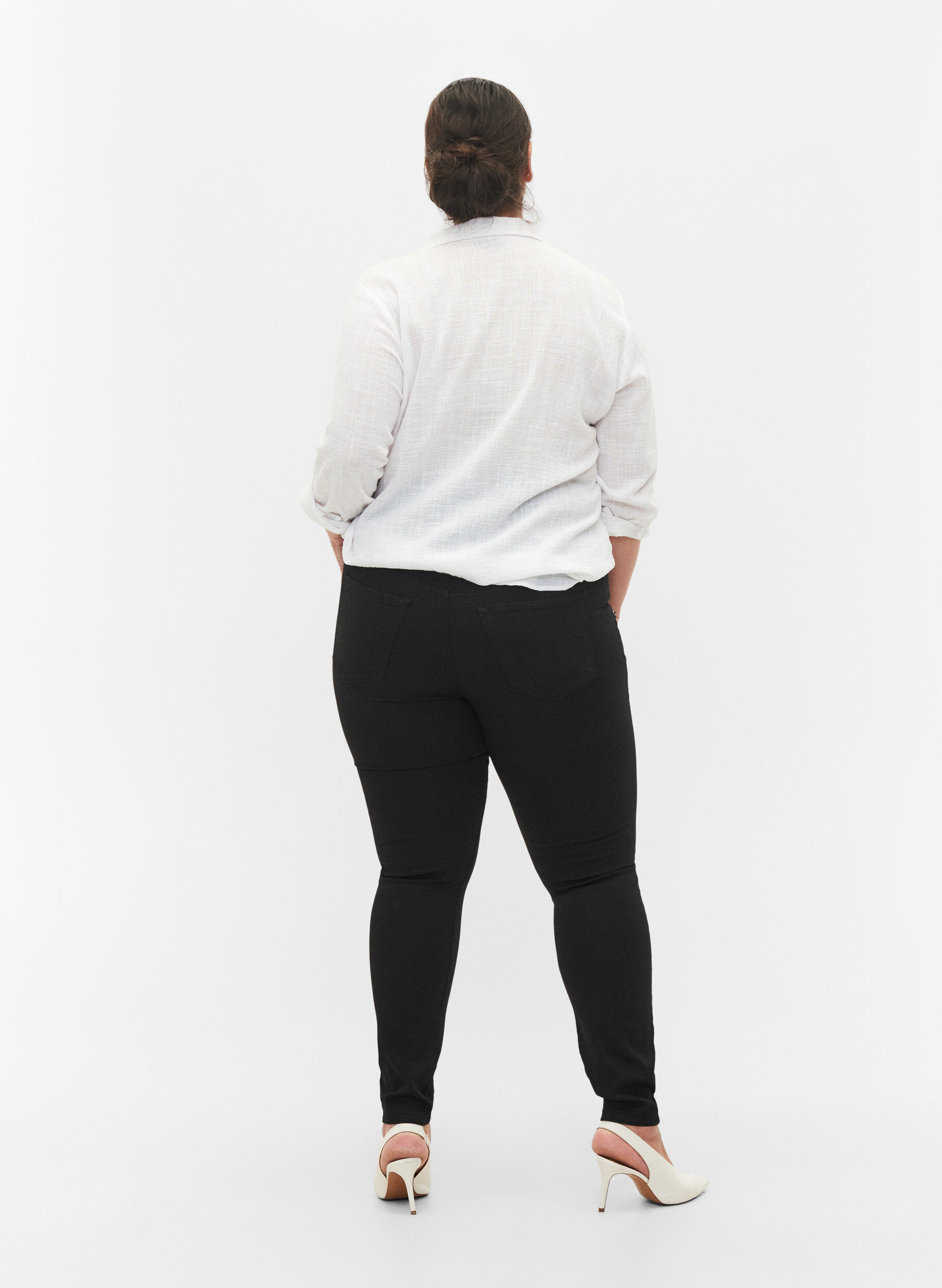 Zizzi Super slim Amy jeans med sn&oslash;redetaljer, Black, Model image number 1