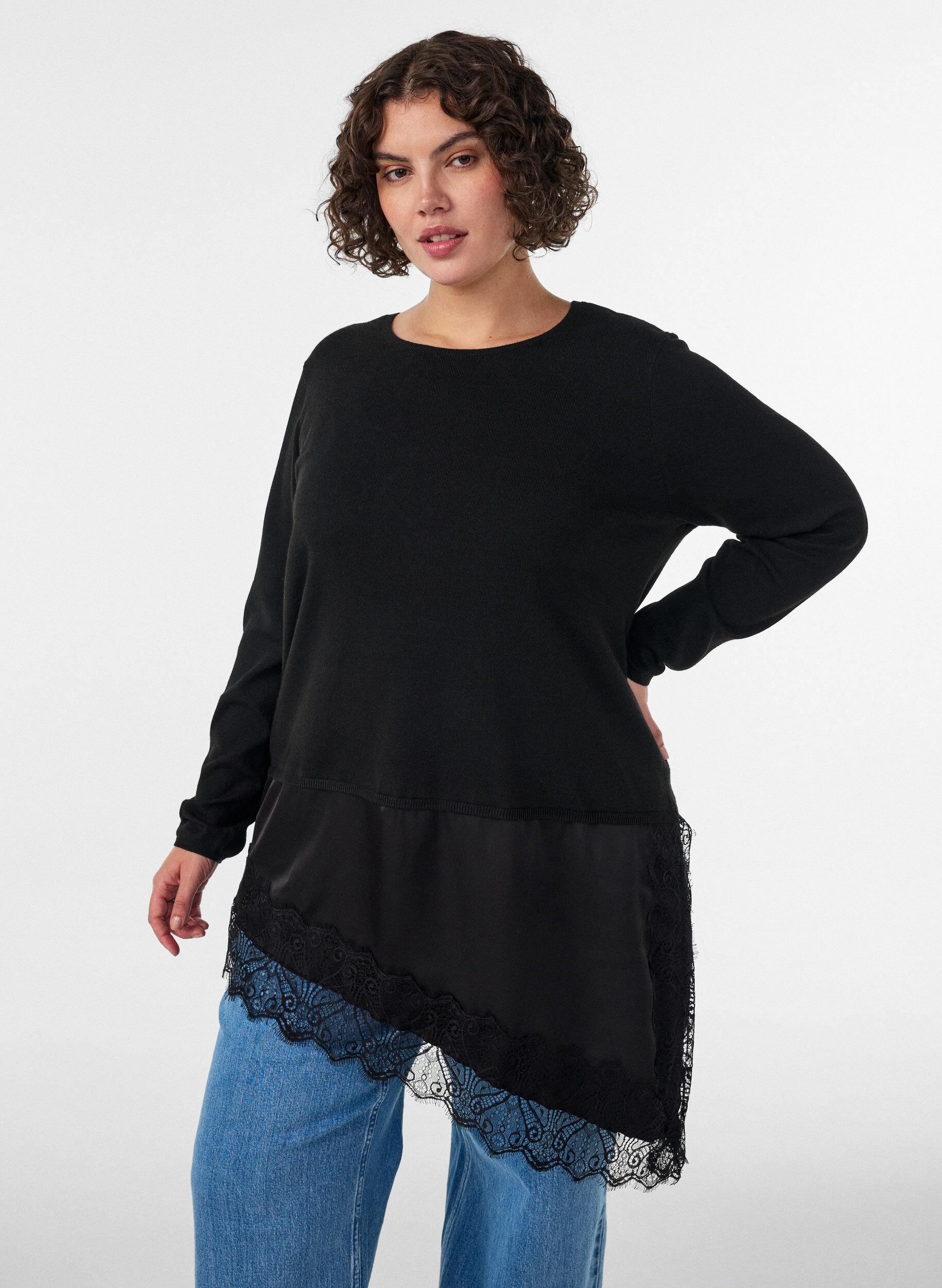 ZizziStrikkebluse med lagvis effekt og blondekant, Svart, Model image number 0