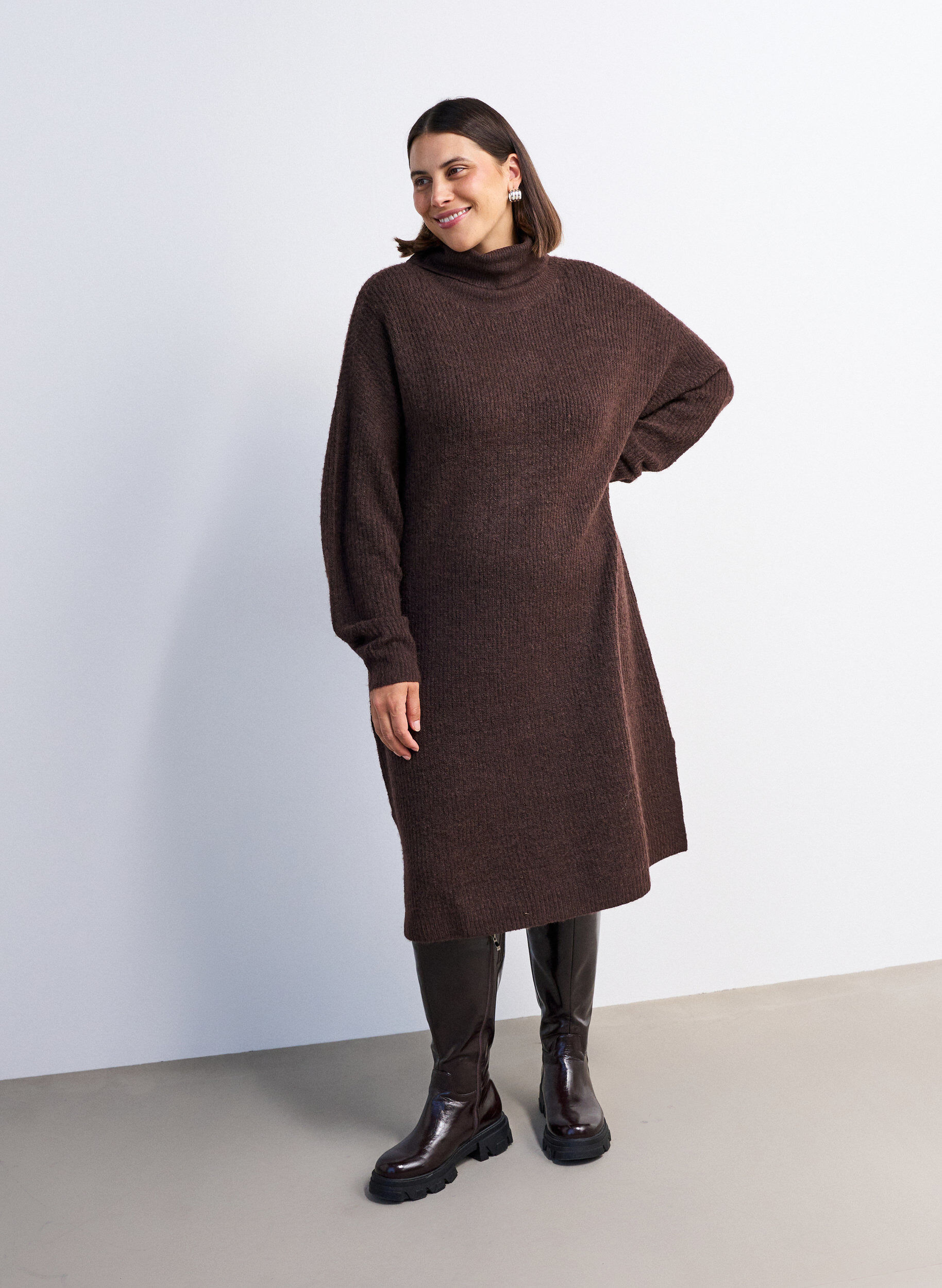 ZizziStrikket kjole med h&oslash;y hals, Brun, Model image number 0