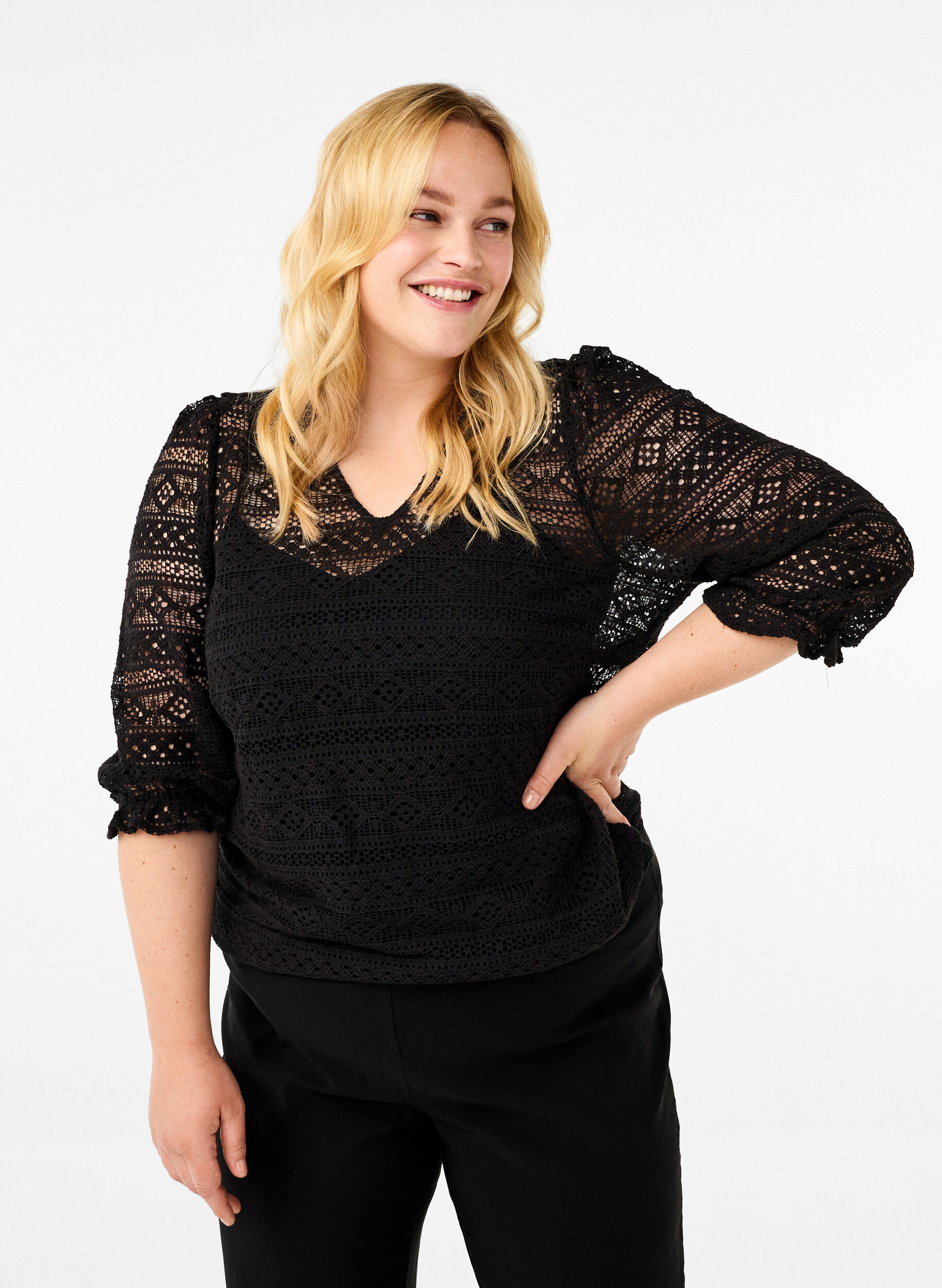 Zizzi Bluse med hullm&oslash;nster og 3/4-ermer, Svart, Model image number 0