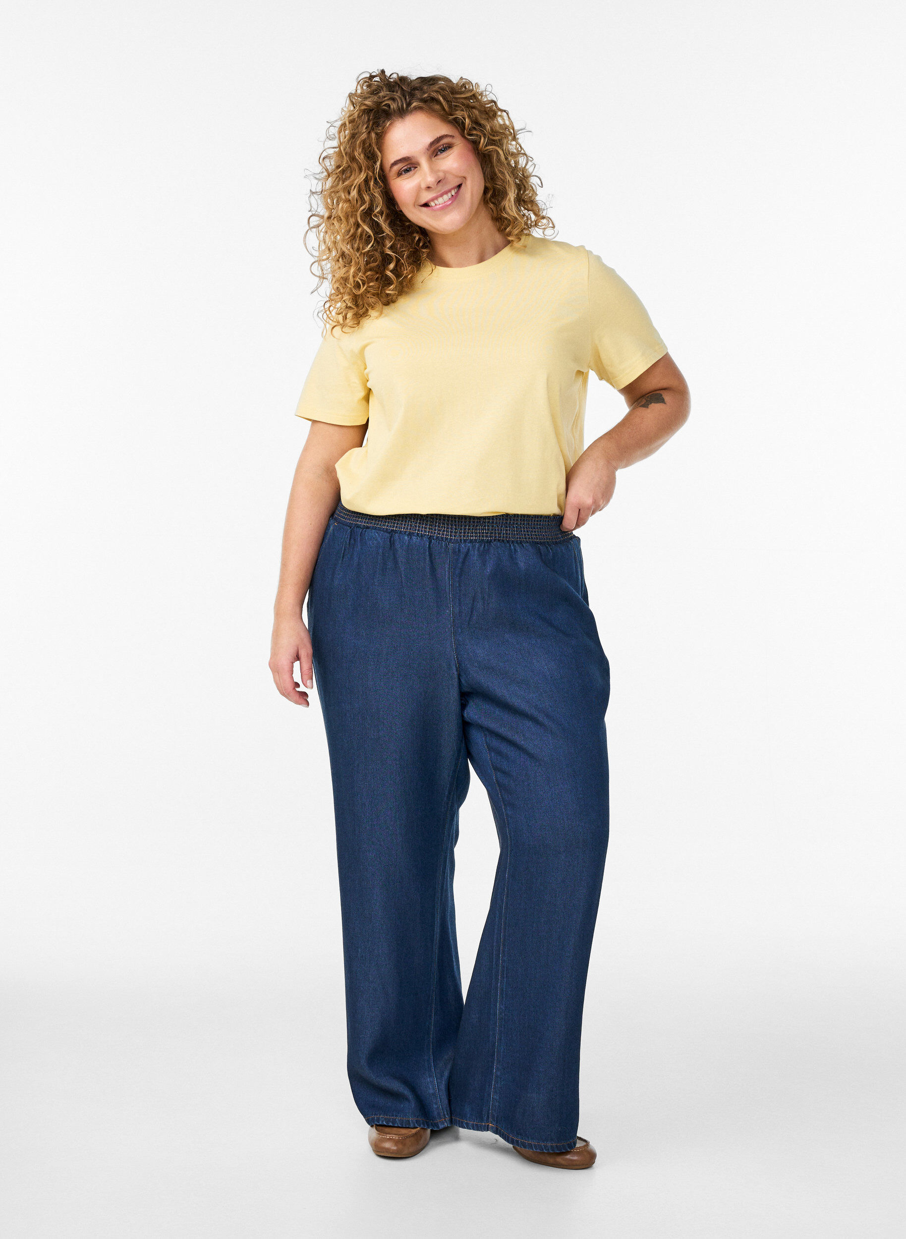 Zizzi Basic T-skjorte i bomull med rund hals, Gul, Model image number 1