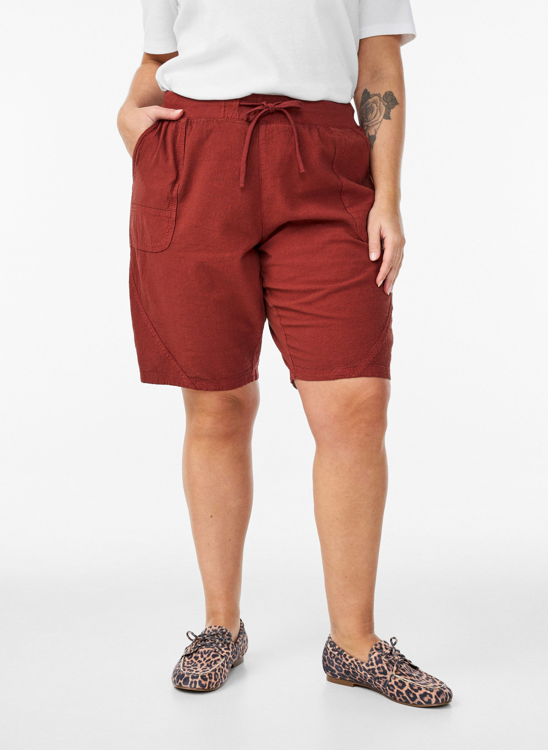 Zizzi L&oslash;s shorts av bomull med lommer, R&oslash;d, Model image number 3
