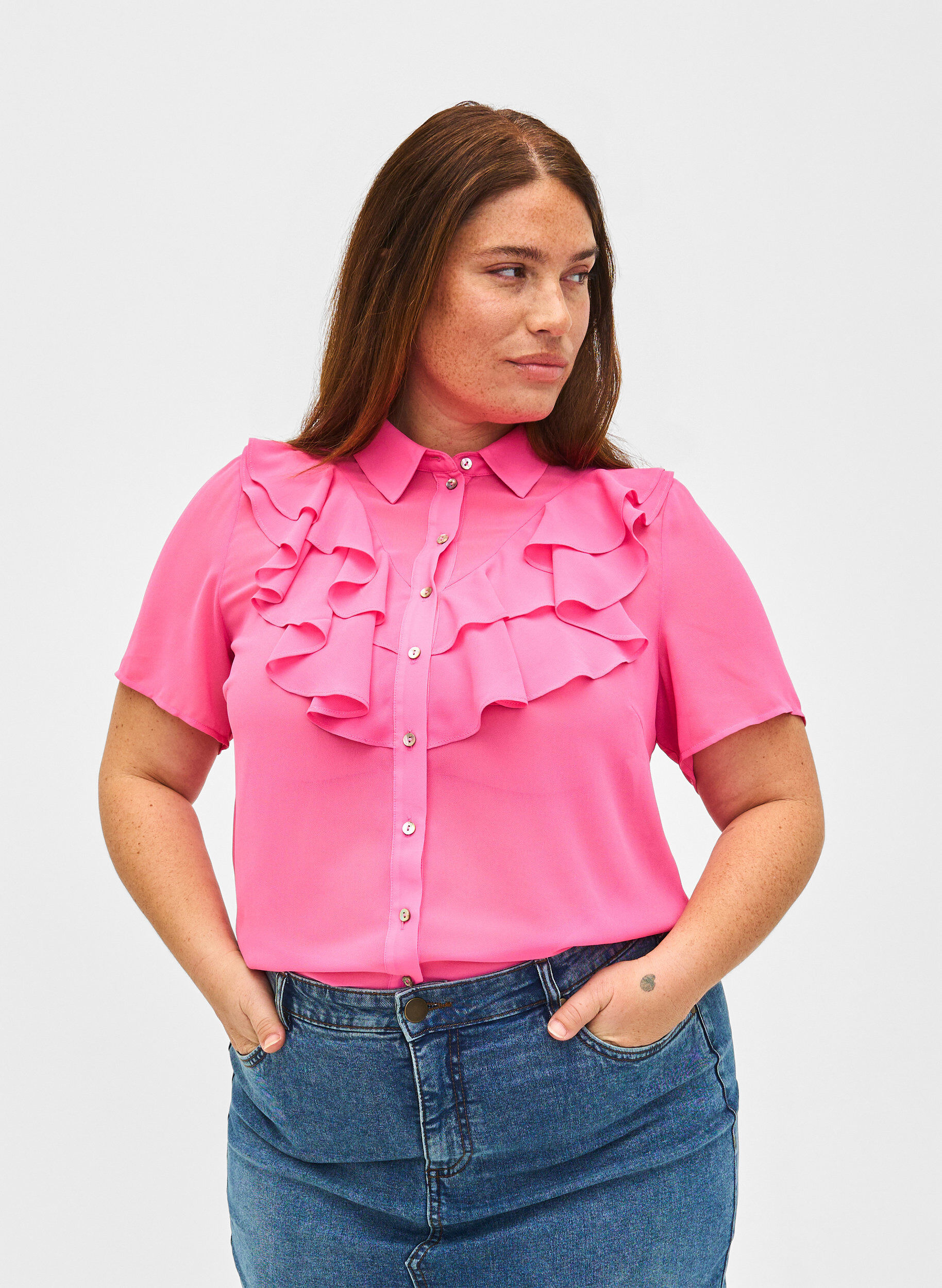 Zizzi Kortermet skjortebluse med volanger, Pink Power, Model image number 0