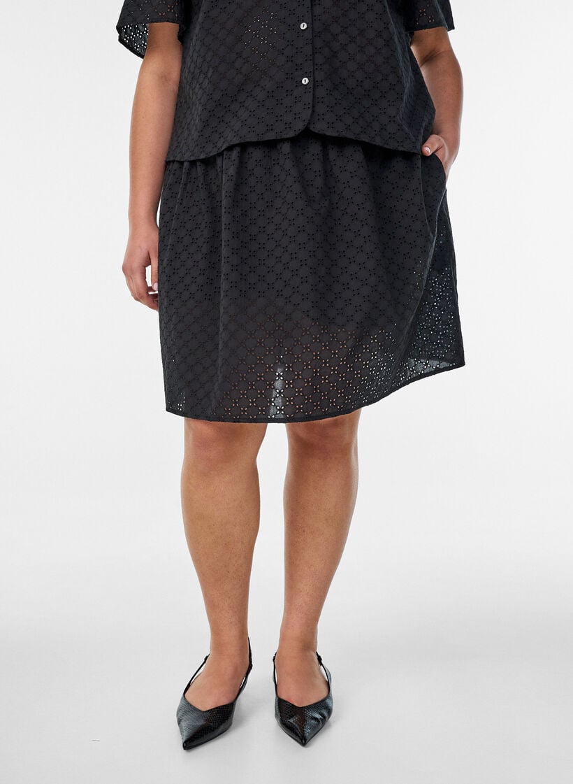 Kort skj&oslash;rt med broderie anglaise og elastisk midje, Svart, Model image number 2