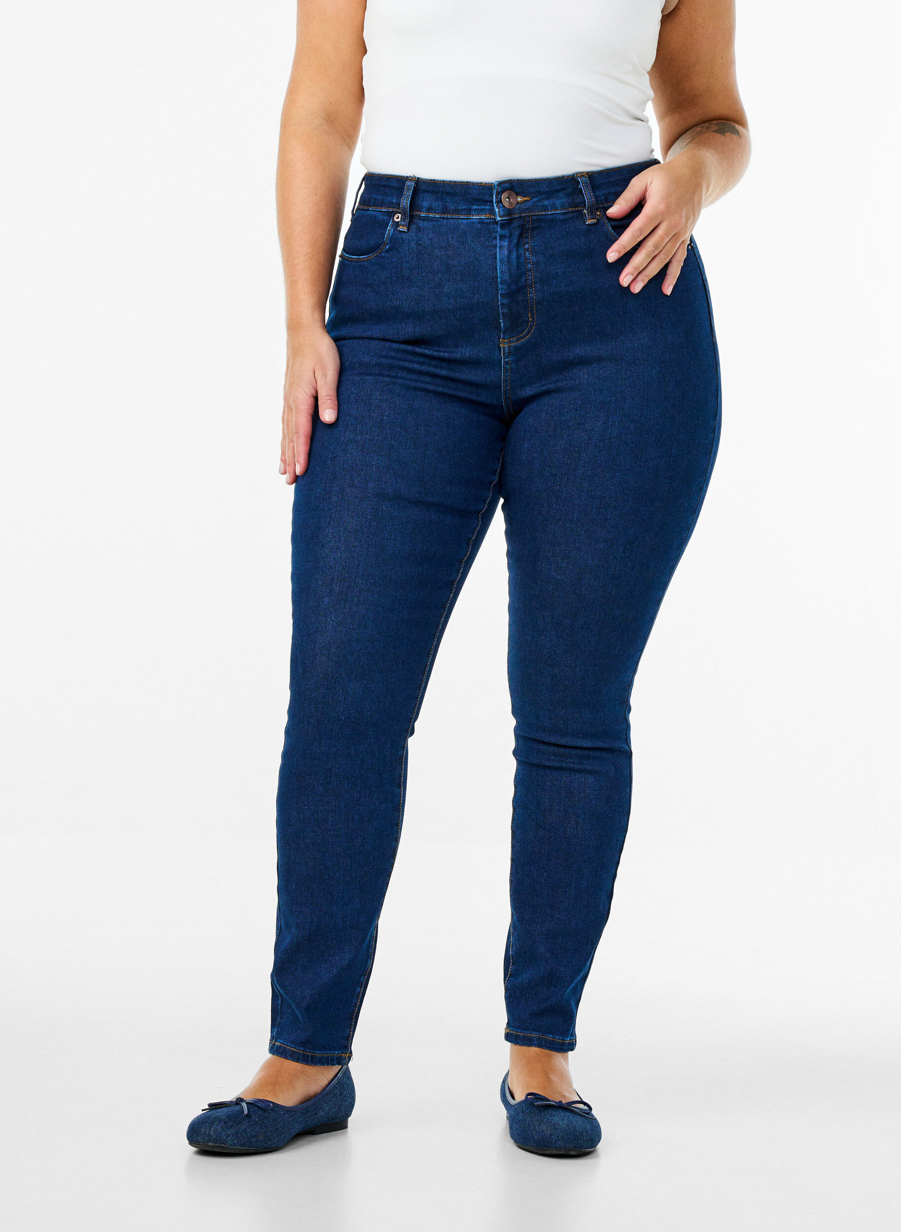 Zizzi Amy jeans med h&oslash;y midje og supersmal passform, Bl&aring;, Model image number 2