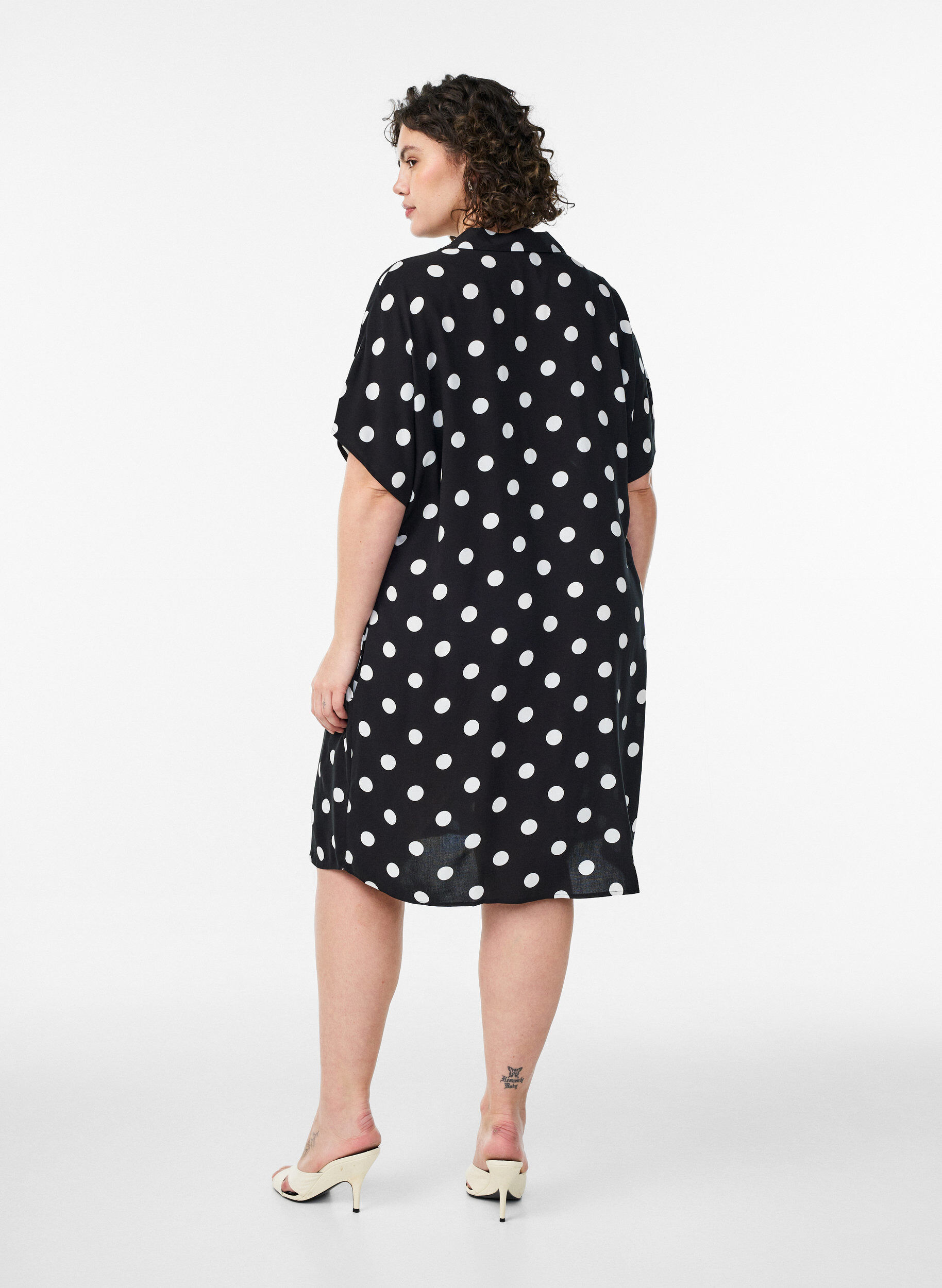 Zizzi Loose fit lang skjorte i viskose, Vanilje, Model image number 2