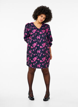 Zizzi Kort jacquard kjole med lange ermer, Black w. Red Rose, Model image number 2