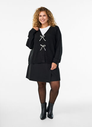 Zizzi Strikkekardigan med perleknapper, Black, Model image number 2