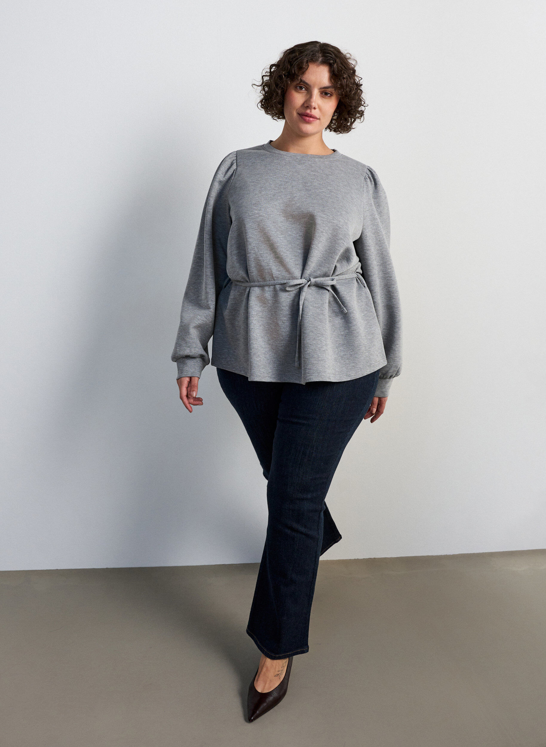 ZizziBluse med knyting og puffermer, Gr&aring;, Model image number 1