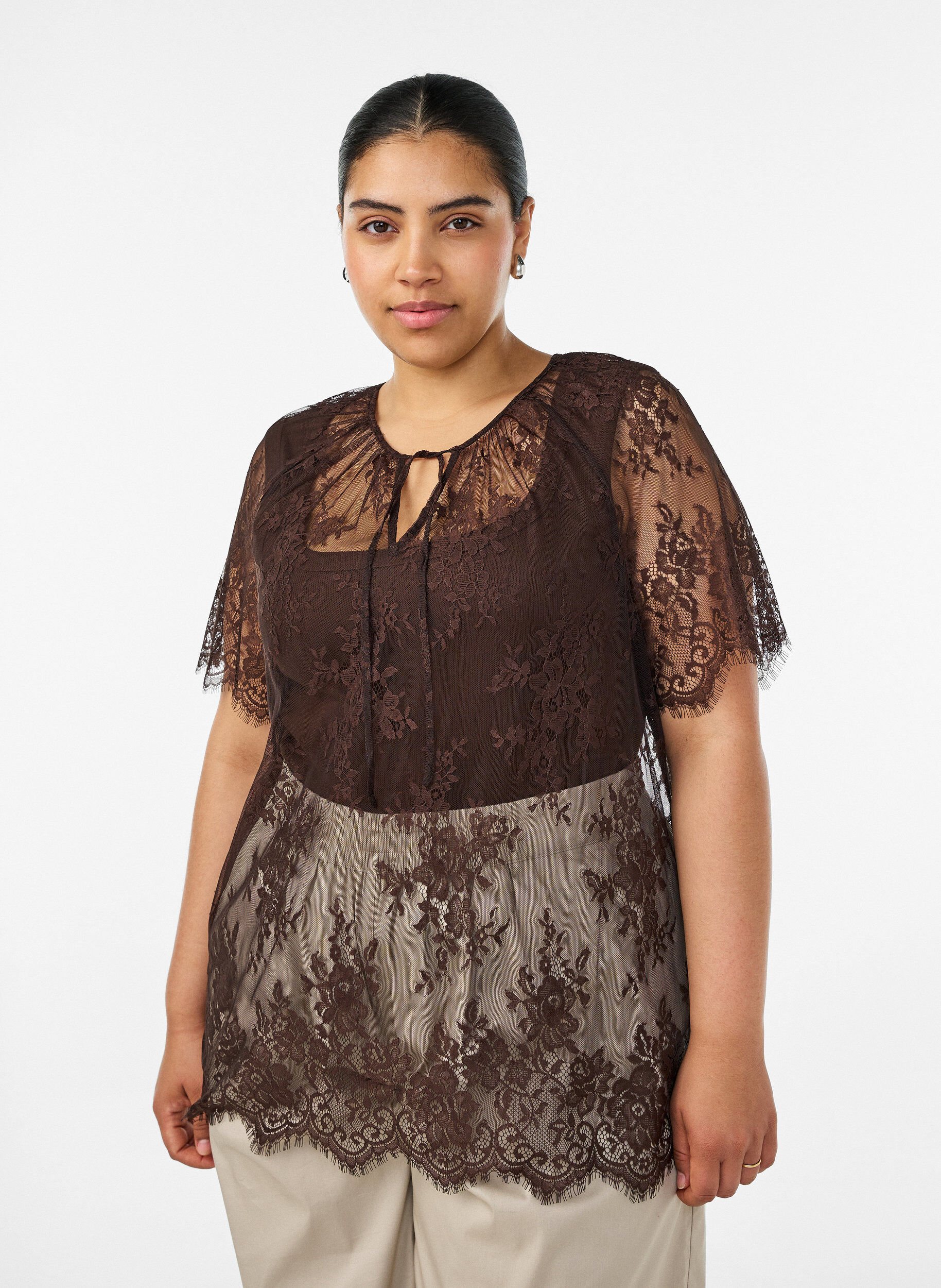 Kortermet bluse med blonder og knyting, Brun, Model
