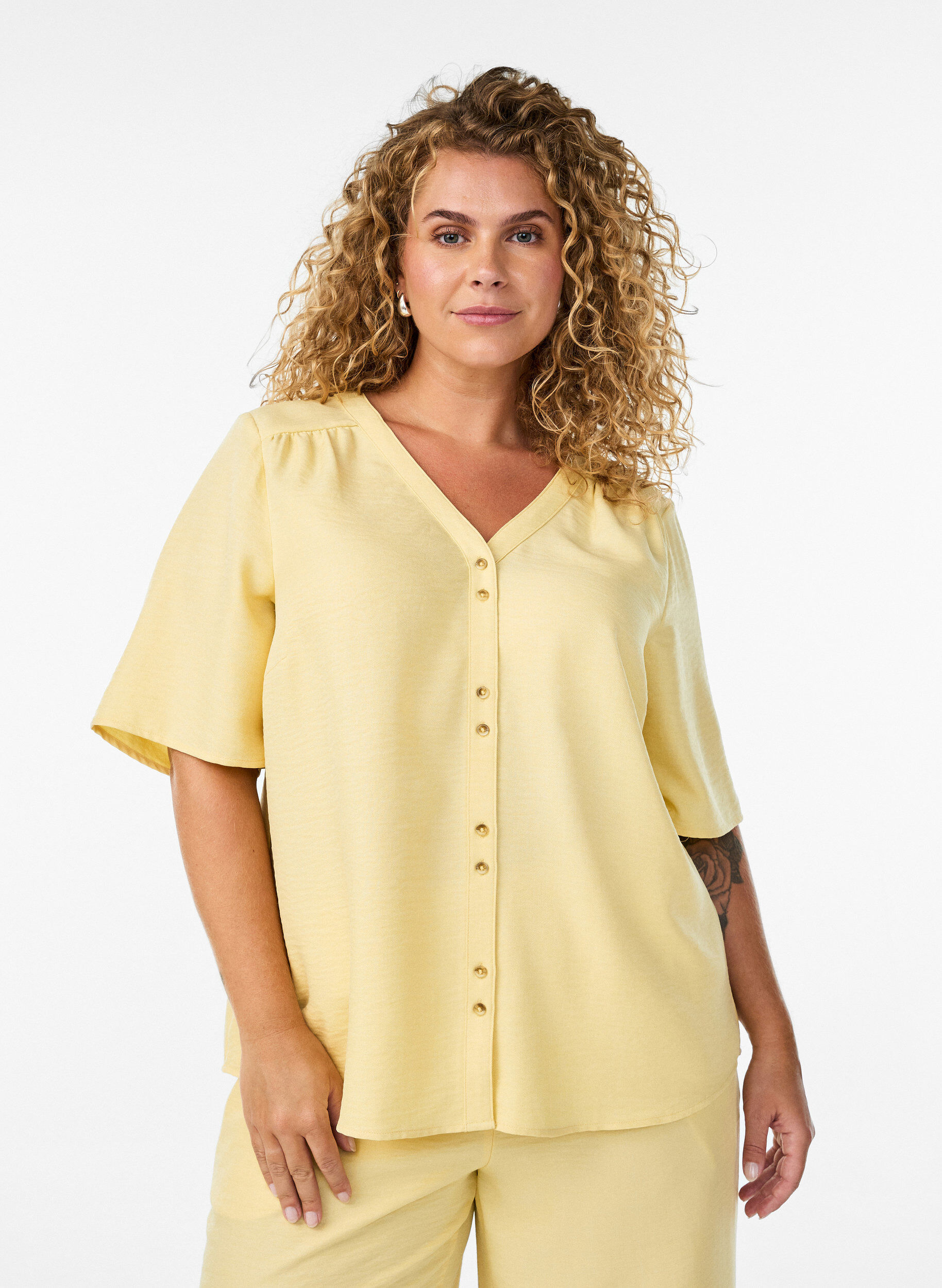 Skjortebluse med V-hals og korte ermer, Gul, Model