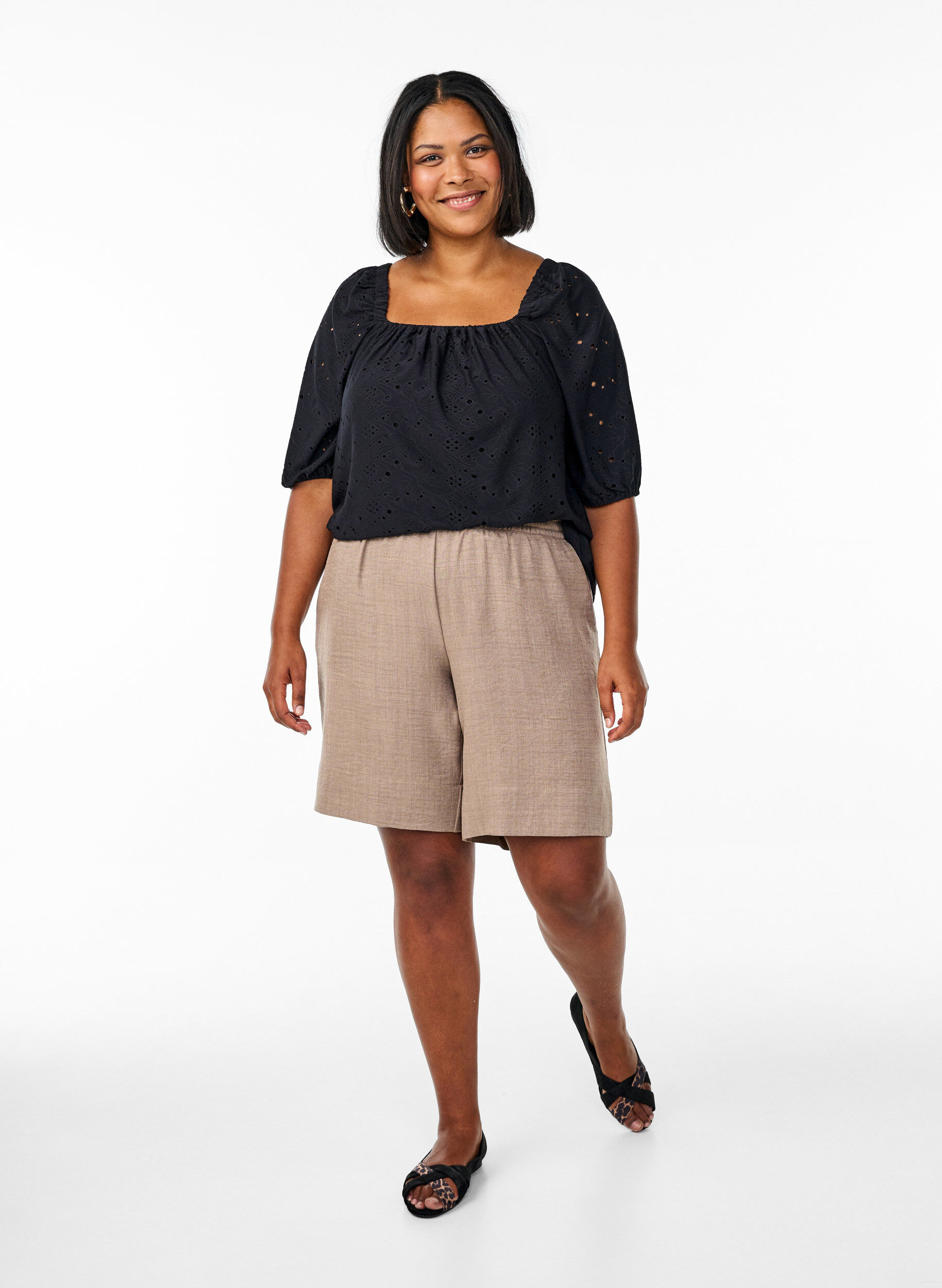 ZizziBluse med korte puffede ermer og hullm&oslash;nster, Svart, Model image number 1