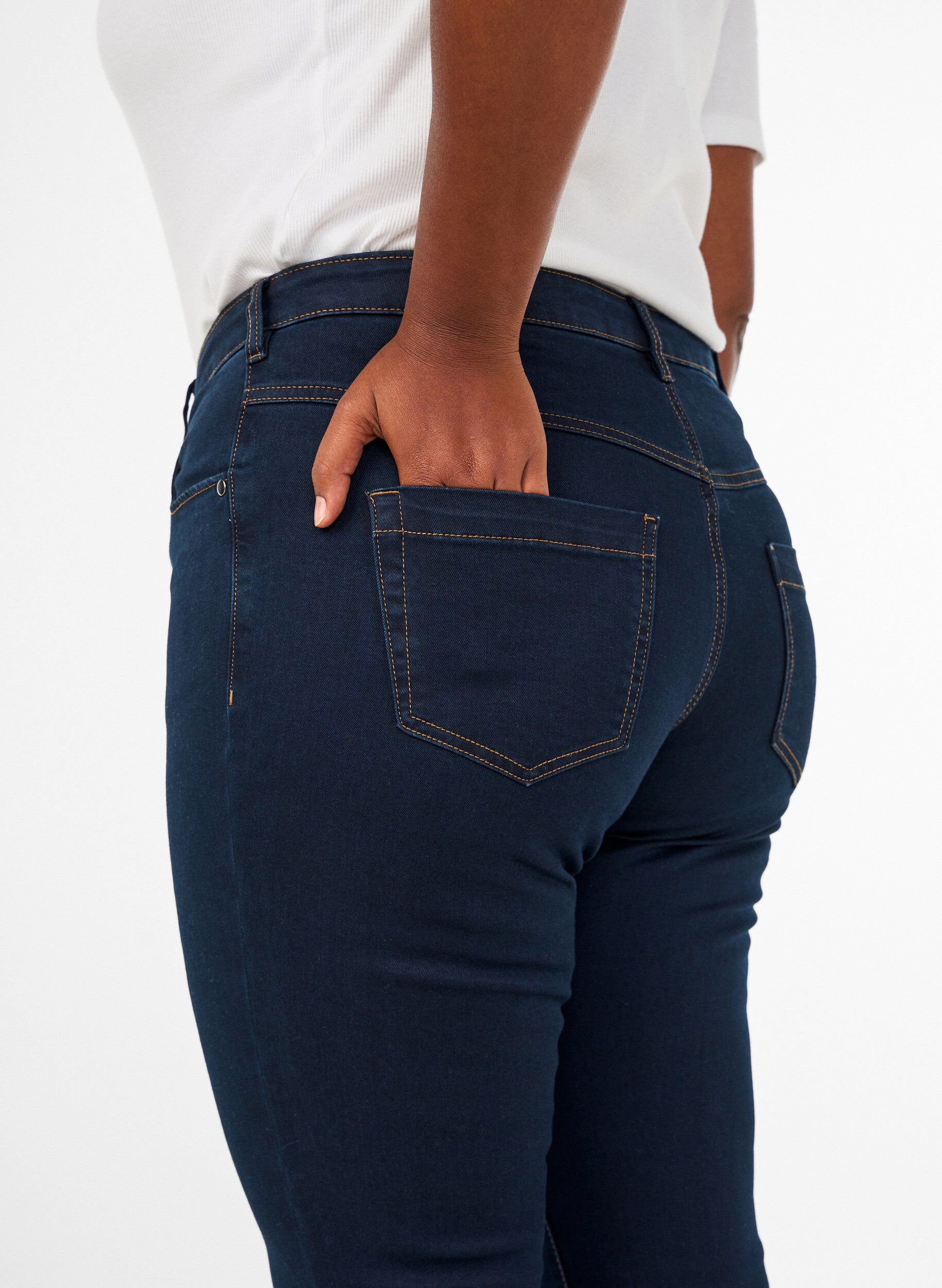 ZizziSlim fit Emily jeans med normal h&oslash;yde i livet, Bl&aring;, Model image number 4