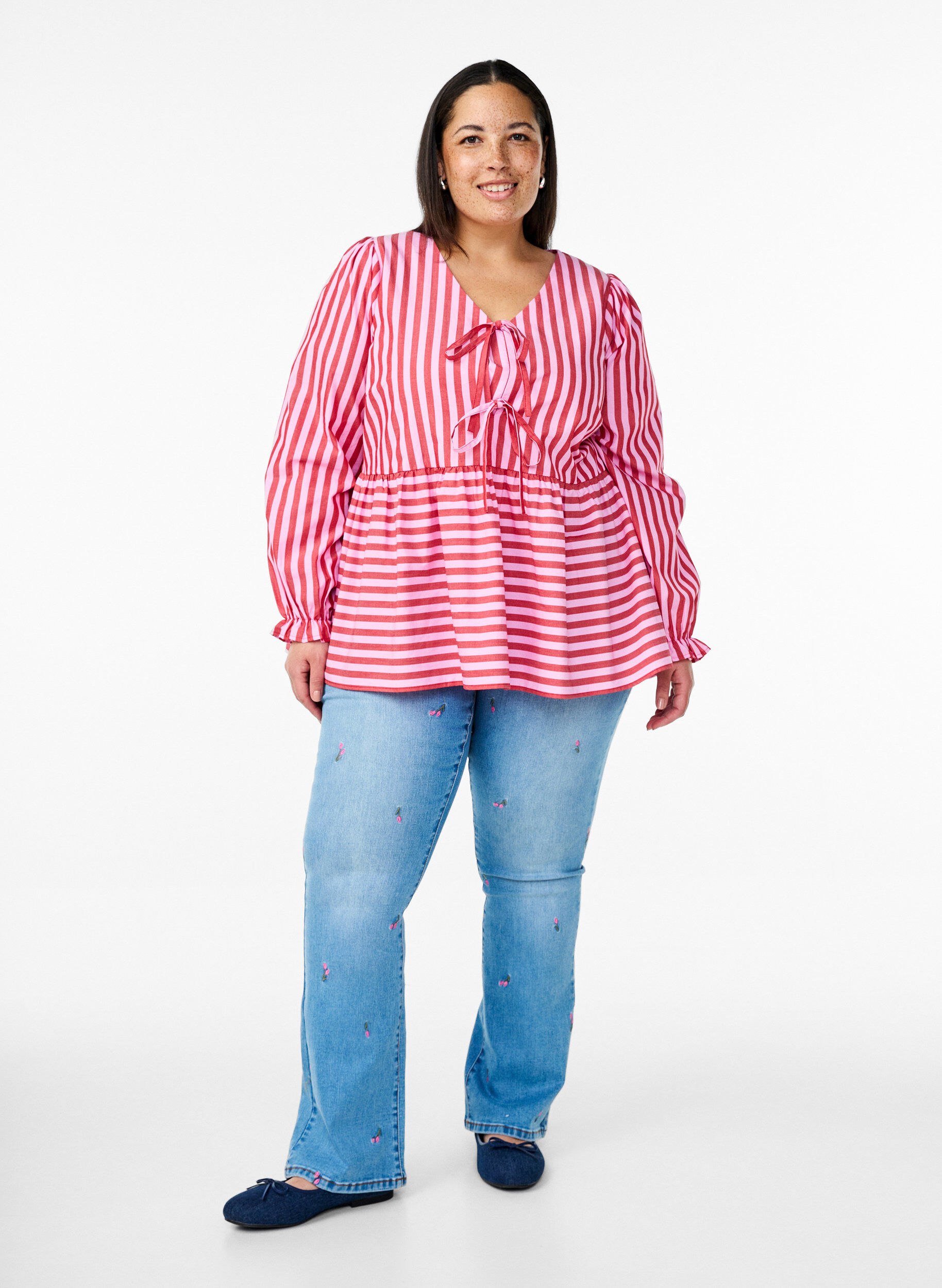 Bootcut jeans med broderte blomster, Bl&aring;, Model