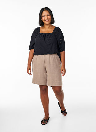 Zizzi Bluse med korte puffede ermer og hullmønster, Svart, Model image number 1