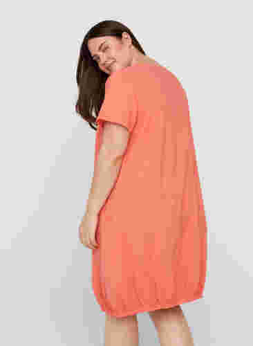 Kortermet kjole i bomull, Hot Coral, Model image number 1
