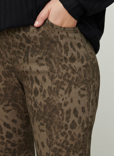 Amy jeans med print, Green Leopard, Model image number 1
