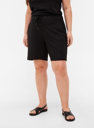 Ensfargede shorts med lommer, Black, Model image number 2