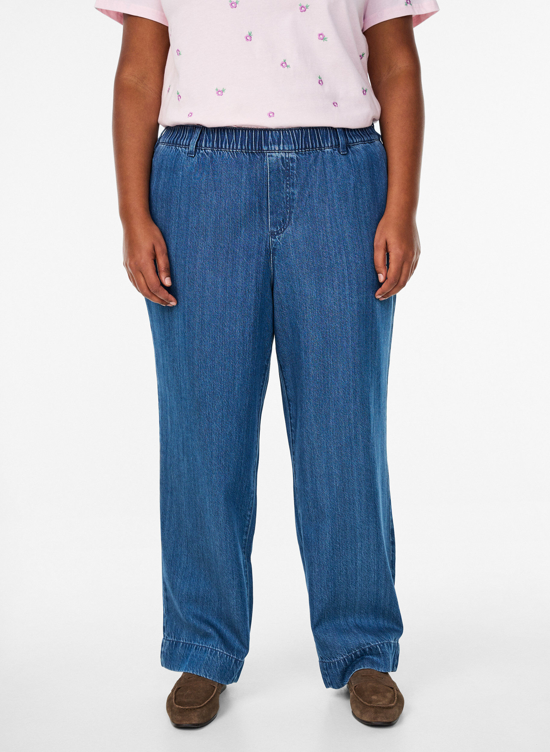 Zizzi Vide jeans med elastisk linning, Bl&aring;, Model image number 2