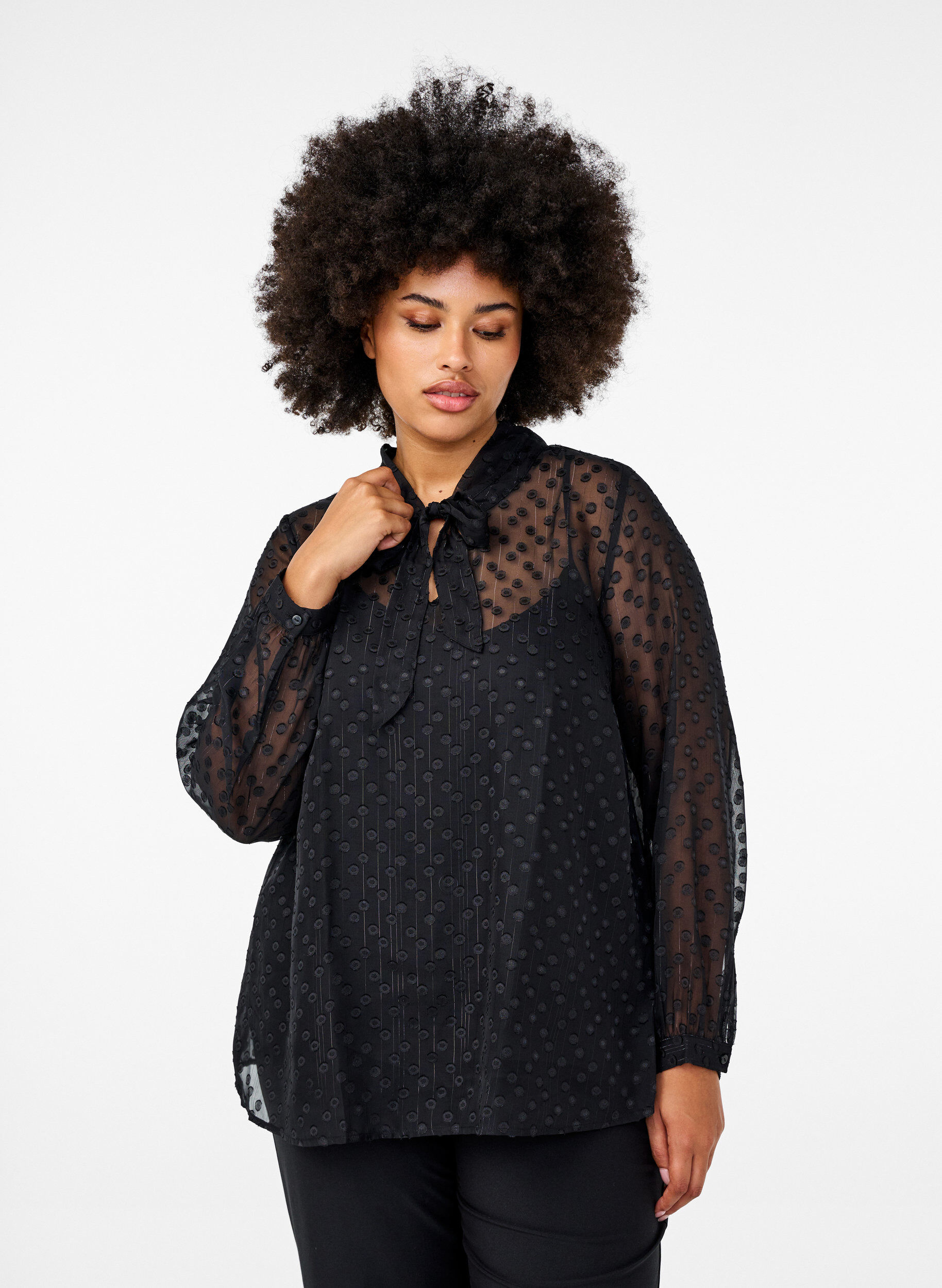 Zizzi Chiffonbluse med prikket tekstur, Black, Model image number 0