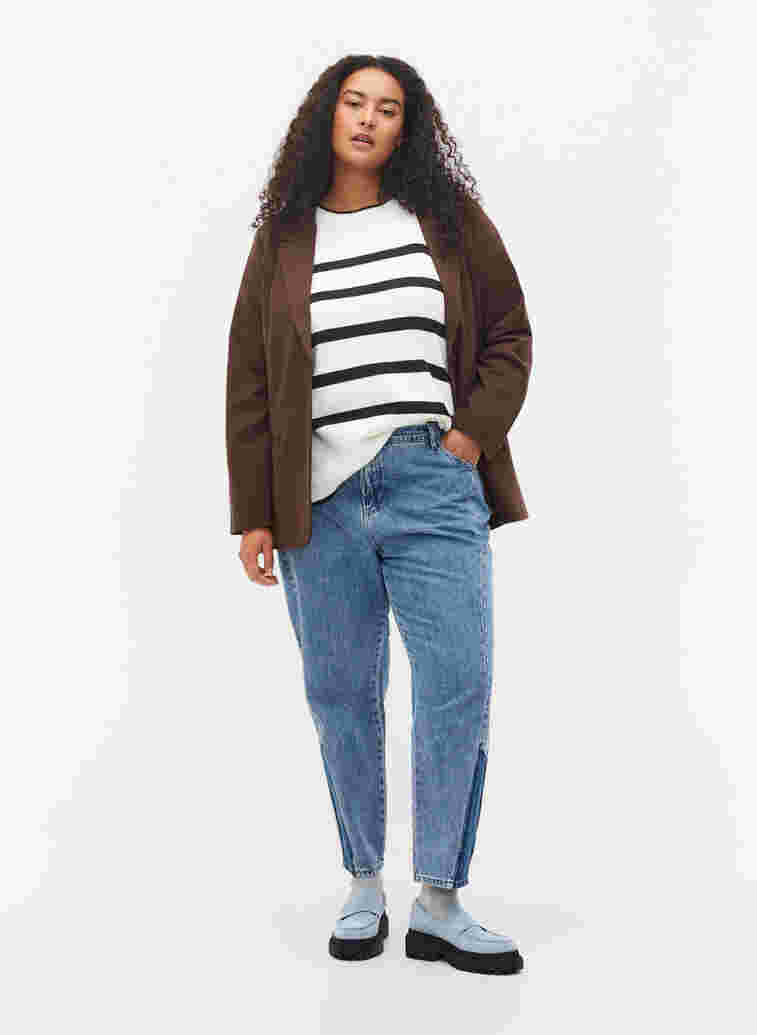 Cropped Mille mom jeans med colorblock, Blue denim, Model