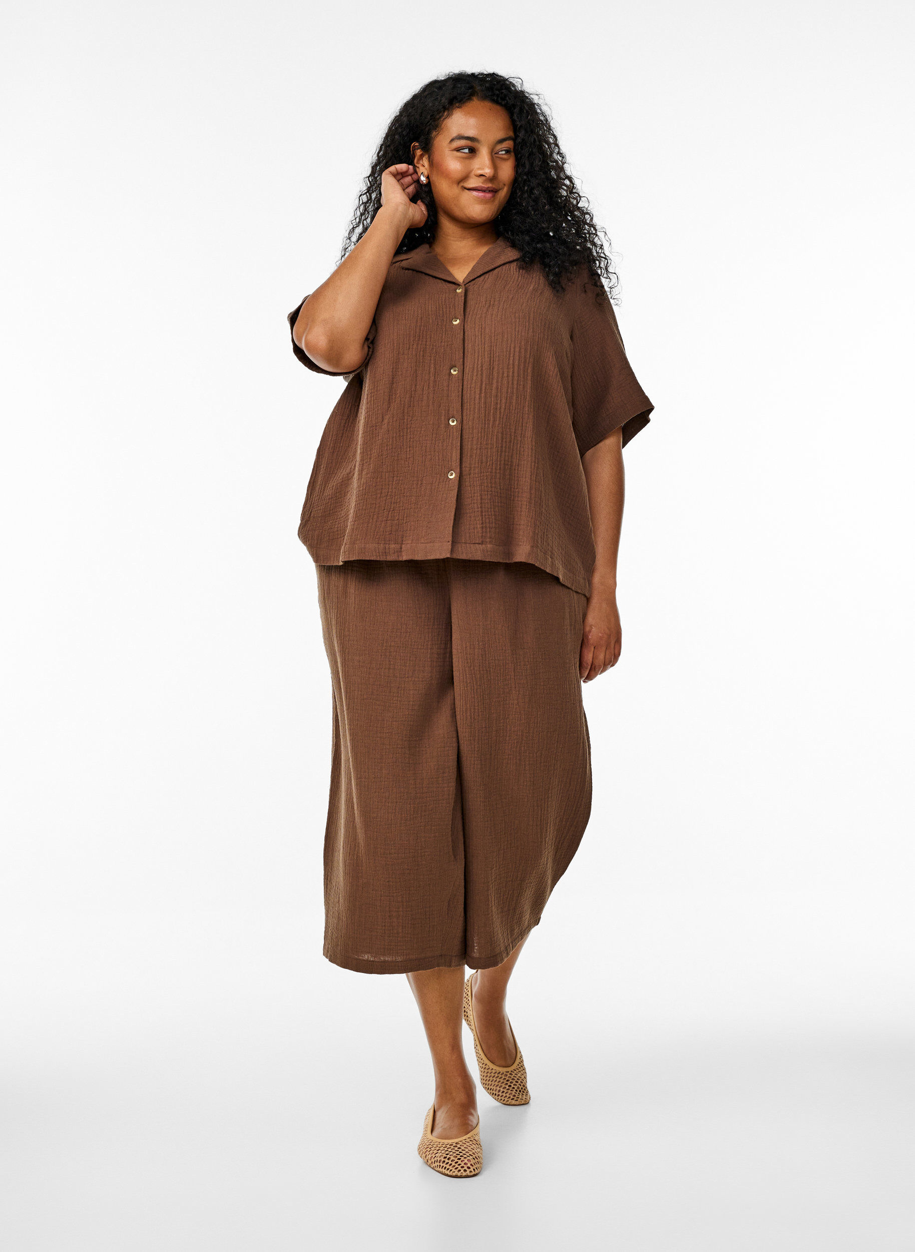 Zizzi Kortermet skjorte i bomullsmusselin, Brun, Model image number 1