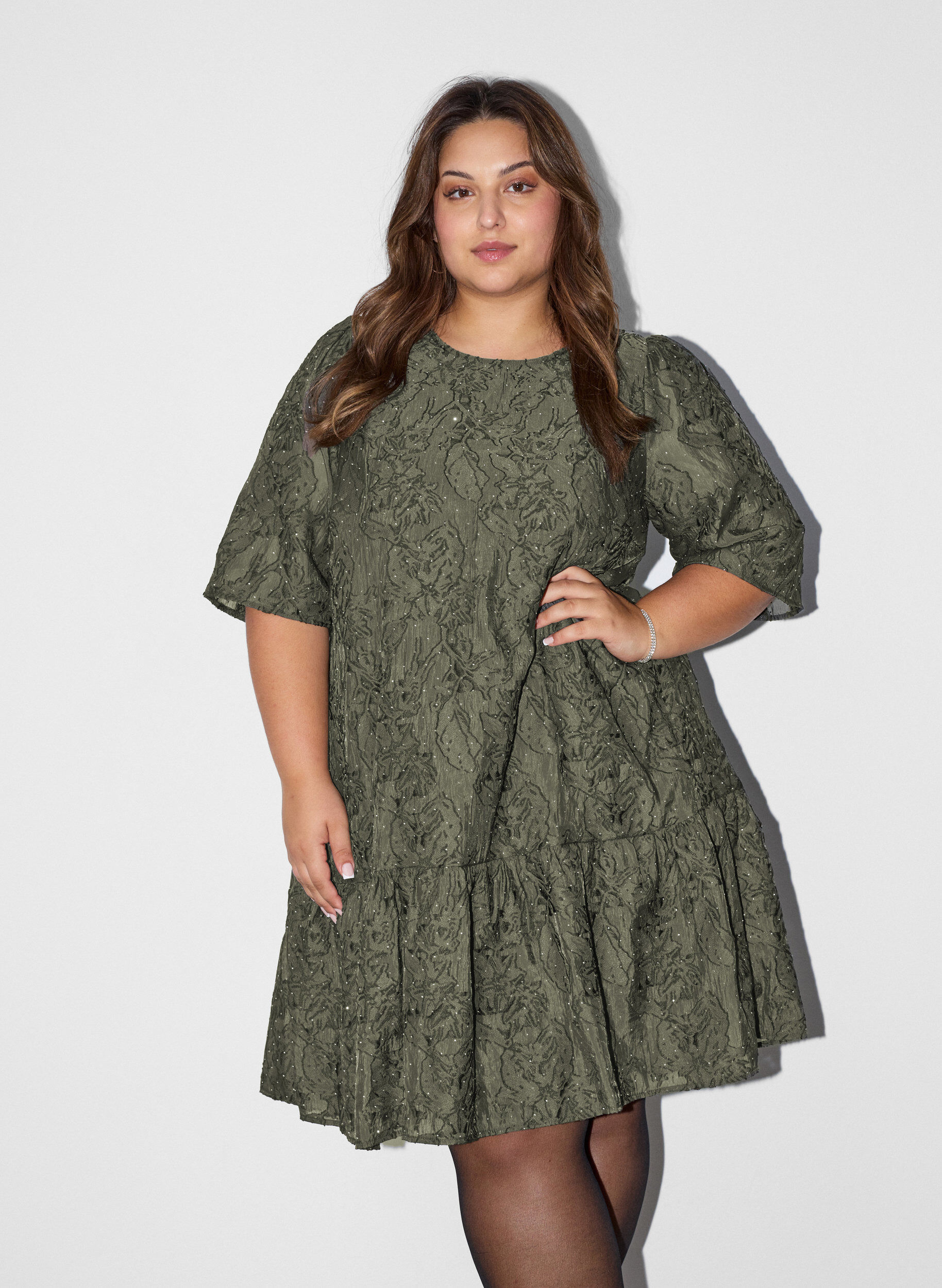 Jacquard kjole med glitrende detaljer og puff ermer, Gr&oslash;nn, Model