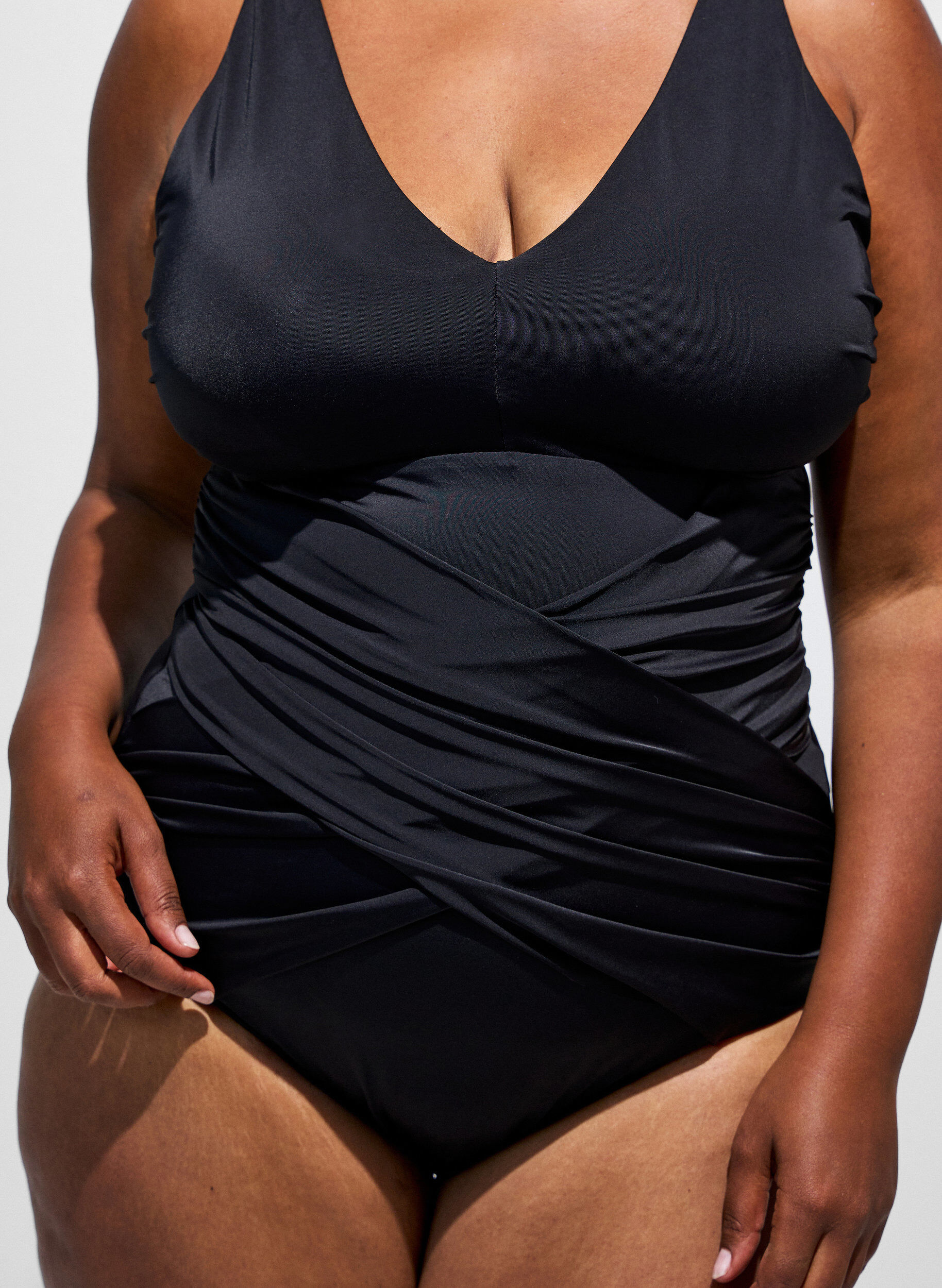 ZizziBadedrakt med drapert kryssdetalj, Svart, Model image number 2