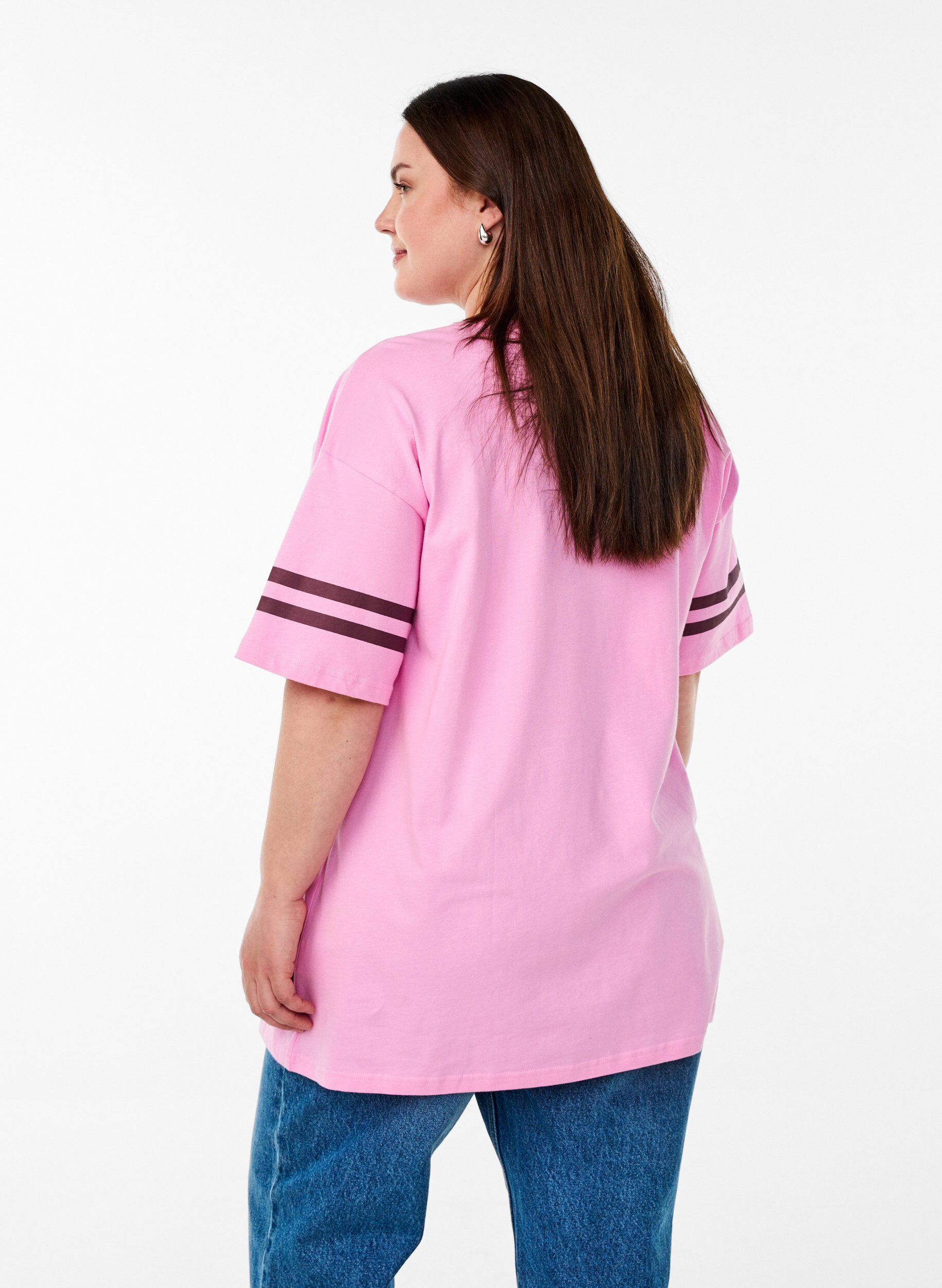 Zizzi Sporty oversized college T-skjorte, Rosa, Model image number 2