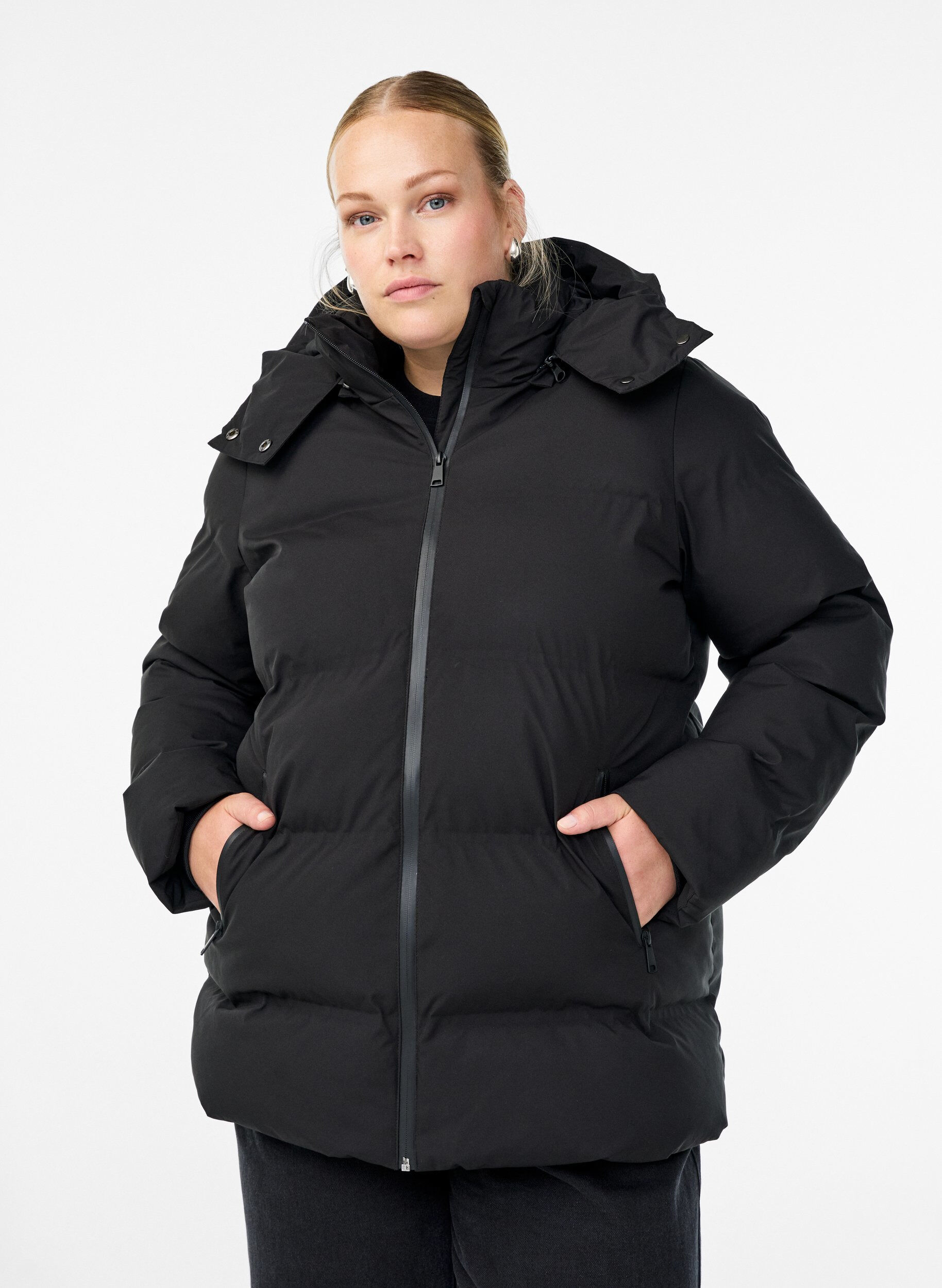 Kort pufferjakke med avtagbar hette, Svart, Model