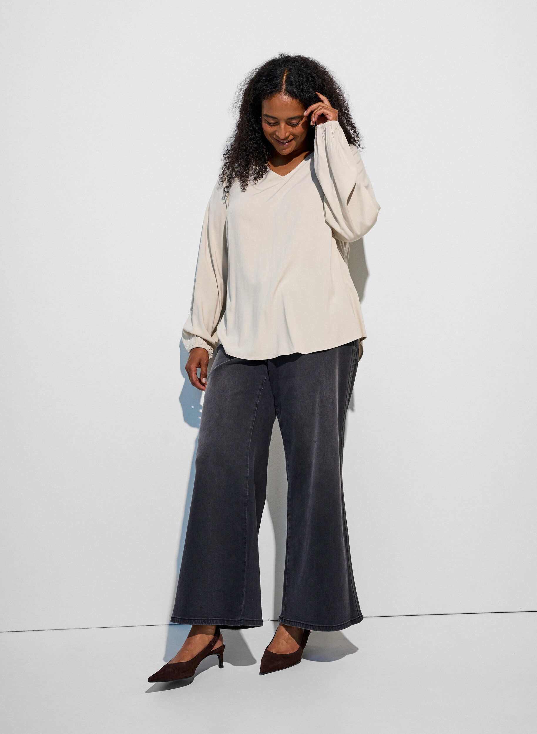 ZizziViskosebluse med V-hals og avrundet fold, Beige, Model image number 1
