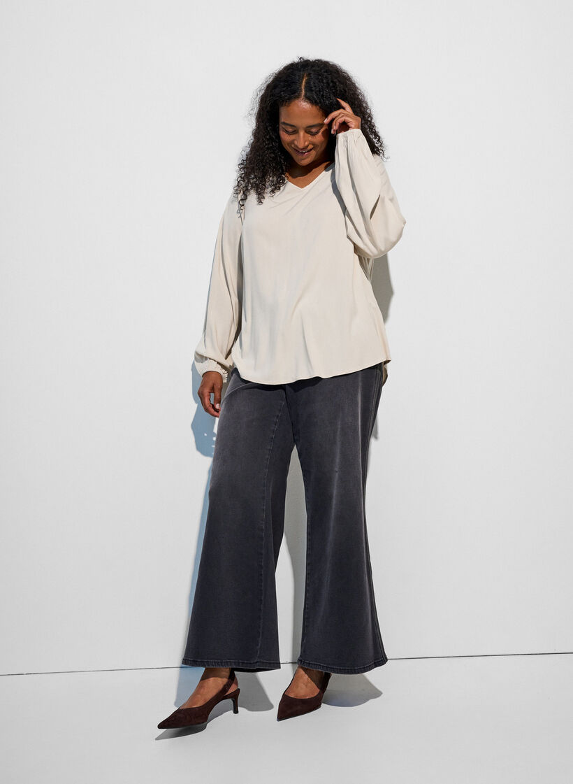 Viskosebluse med V-hals og avrundet fold, Beige, Model image number 1