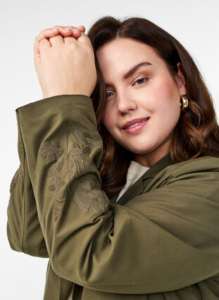 Zizzi Lang trenchcoat med broderi, Grønn, Model image number 3