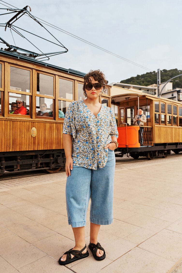 Blomstrete sommerstil i bl&aring;toner, , Model