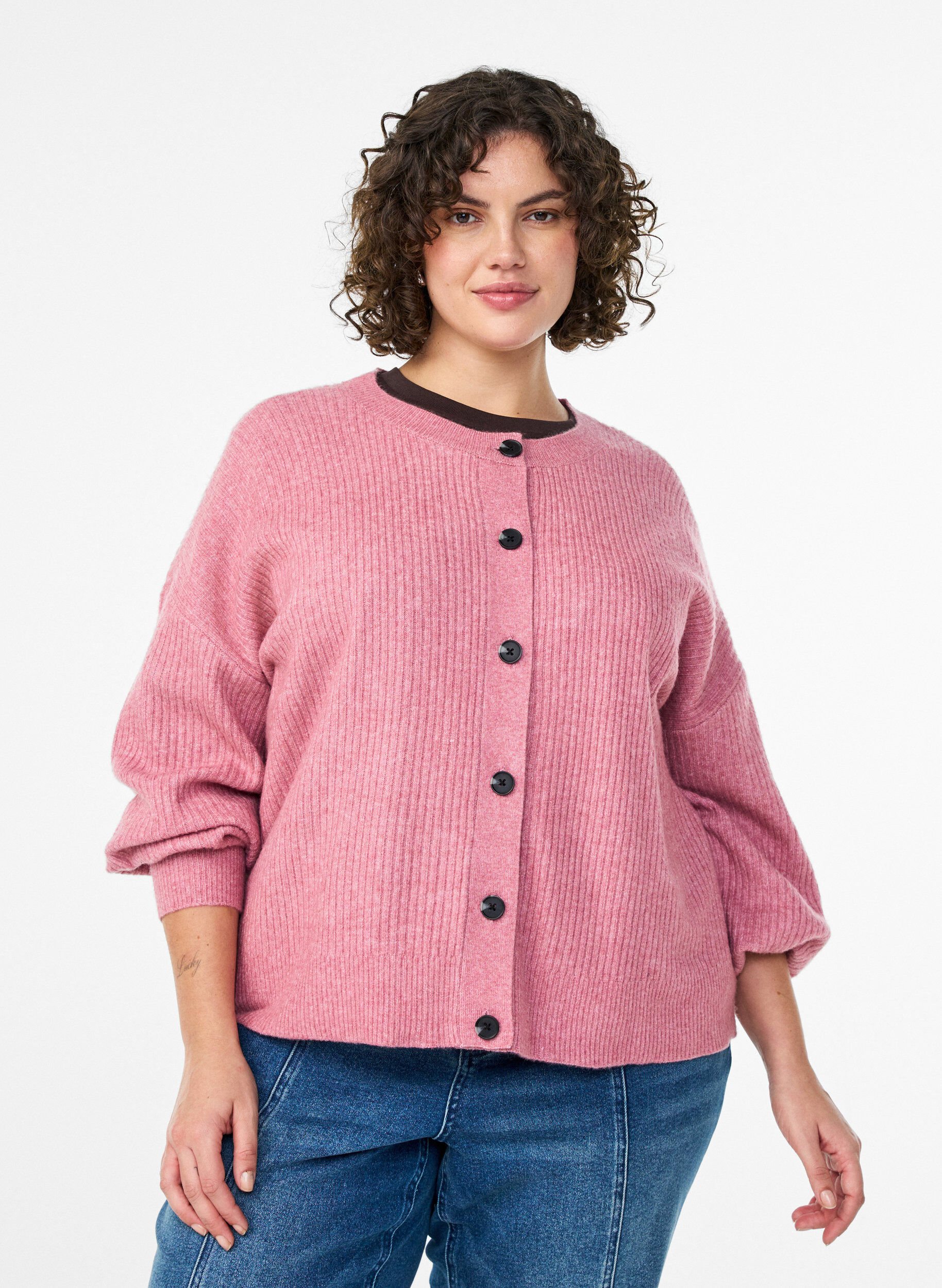 Ribbestrikket cardigan med knapper, Rosa, Model