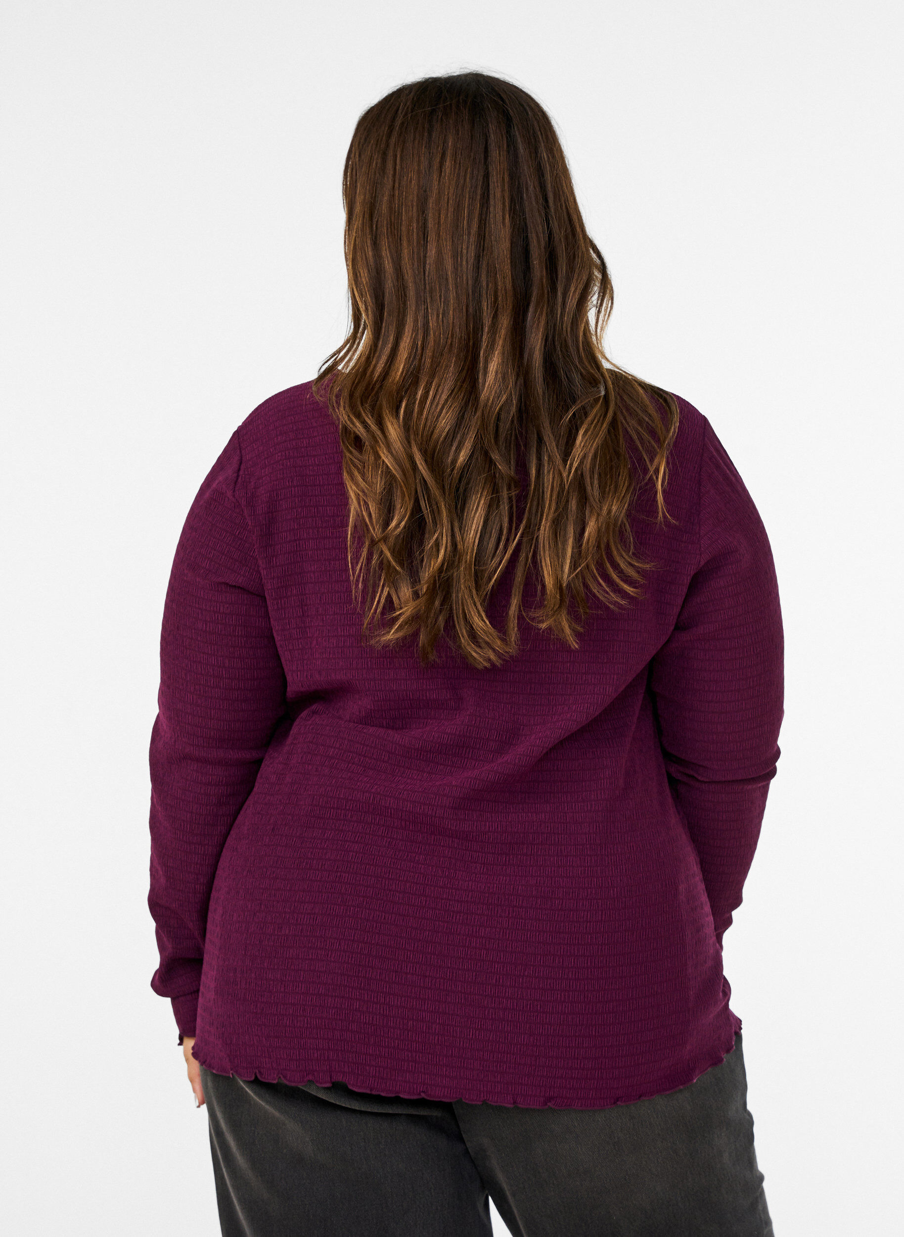 ZizziTeksturert bluse med b&oslash;lgete kanter, Lilla, Model image number 2