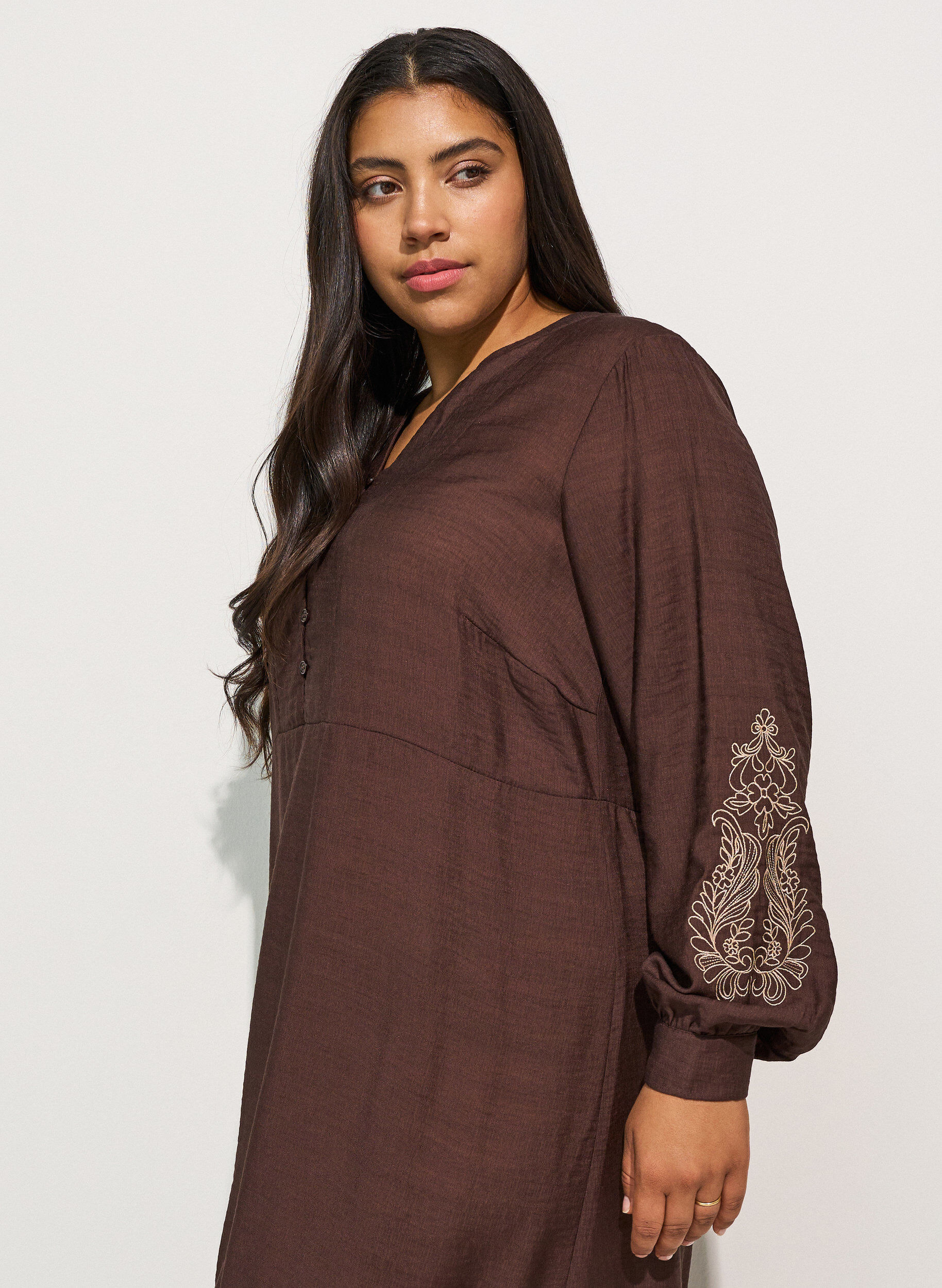 ZizziViskosekjole med broderi og lagdelte volanger, Brun, Model image number 2