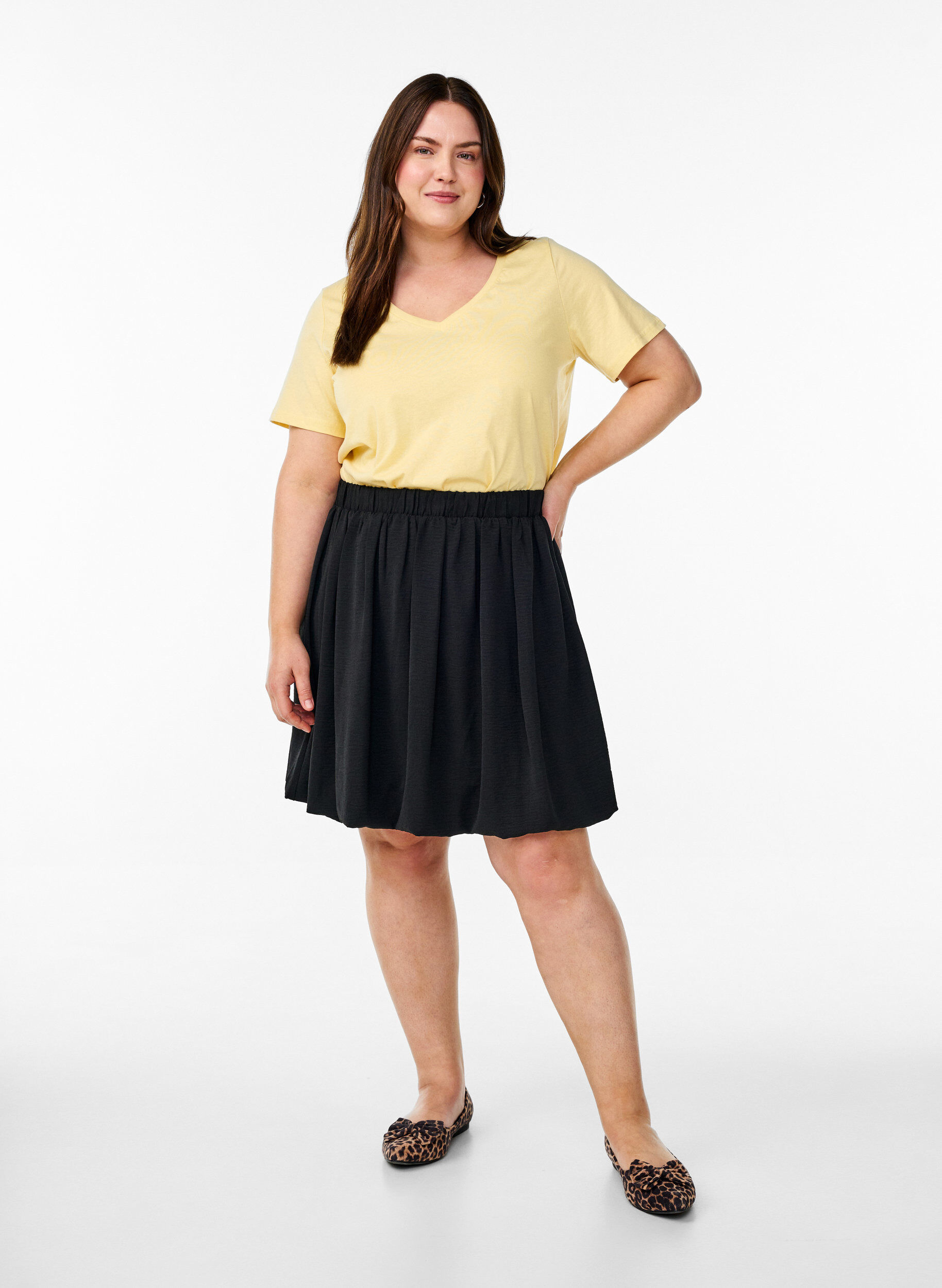 Zizzi Kortermet t-skjorte med V-hals, Gul, Model image number 1