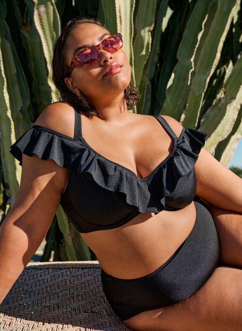 Bikinitopp med volanger og b&oslash;yle, Svart, Image image number 0