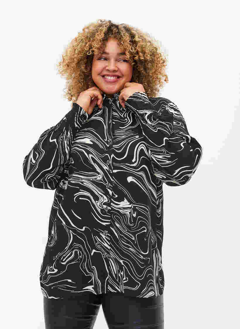 Langermet viskoseskjorte med mønster, Black Swirl AOP, Model