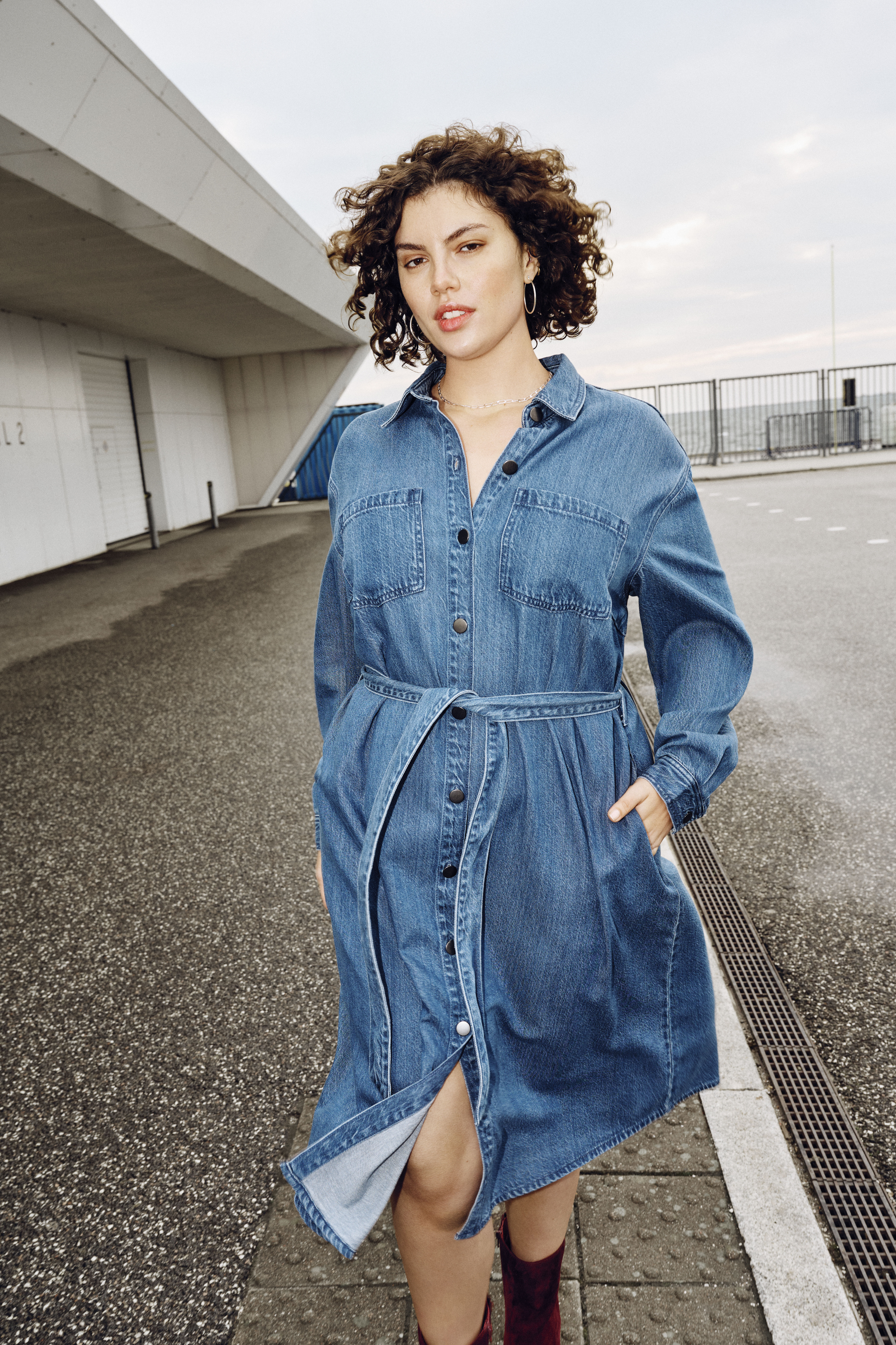 Zizzi Denimkjole med knytbelte, , Model