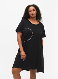 Kortærmet nattkjole i økologisk bomull, Black W. Don't, Model