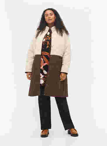 Lang quiltet jakke med colorblock, Black Coffee Comb, Model image number 2