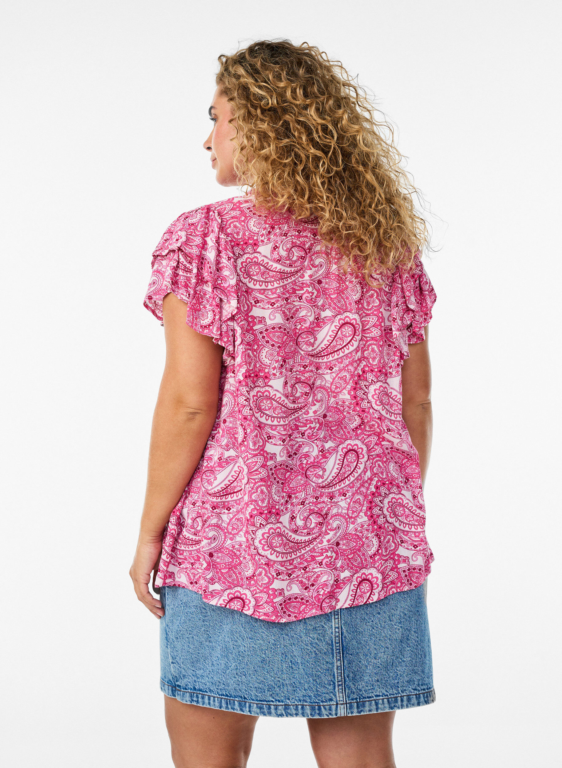 Zizzi M&oslash;nstret viskosebluse med volangdetaljer, Rosa, Model image number 2