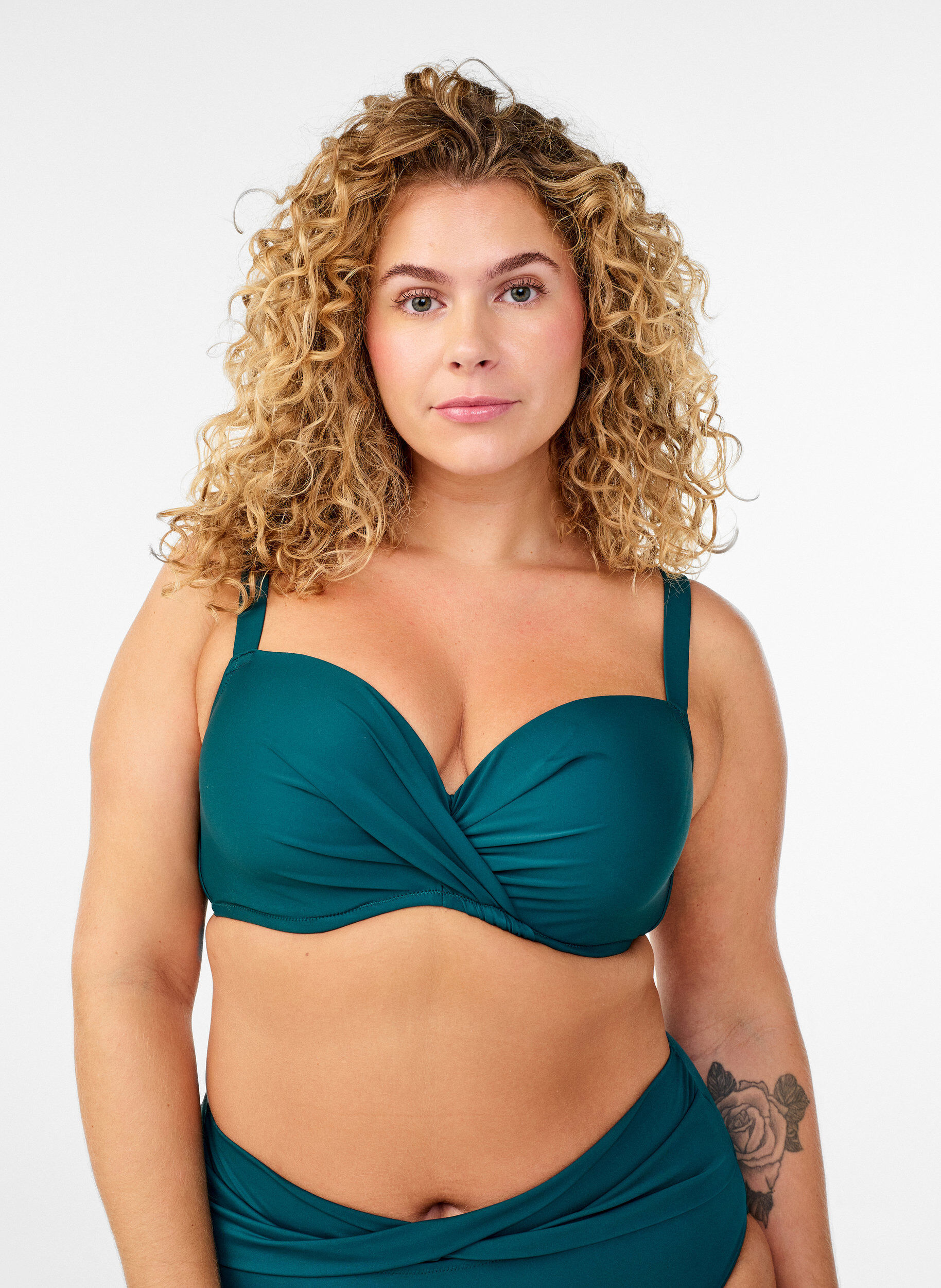 Bikinioverdel med b&oslash;yle og drapering, Gr&oslash;nn, Model