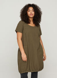 Kortermet kjole i bomull, Ivy Green, Model