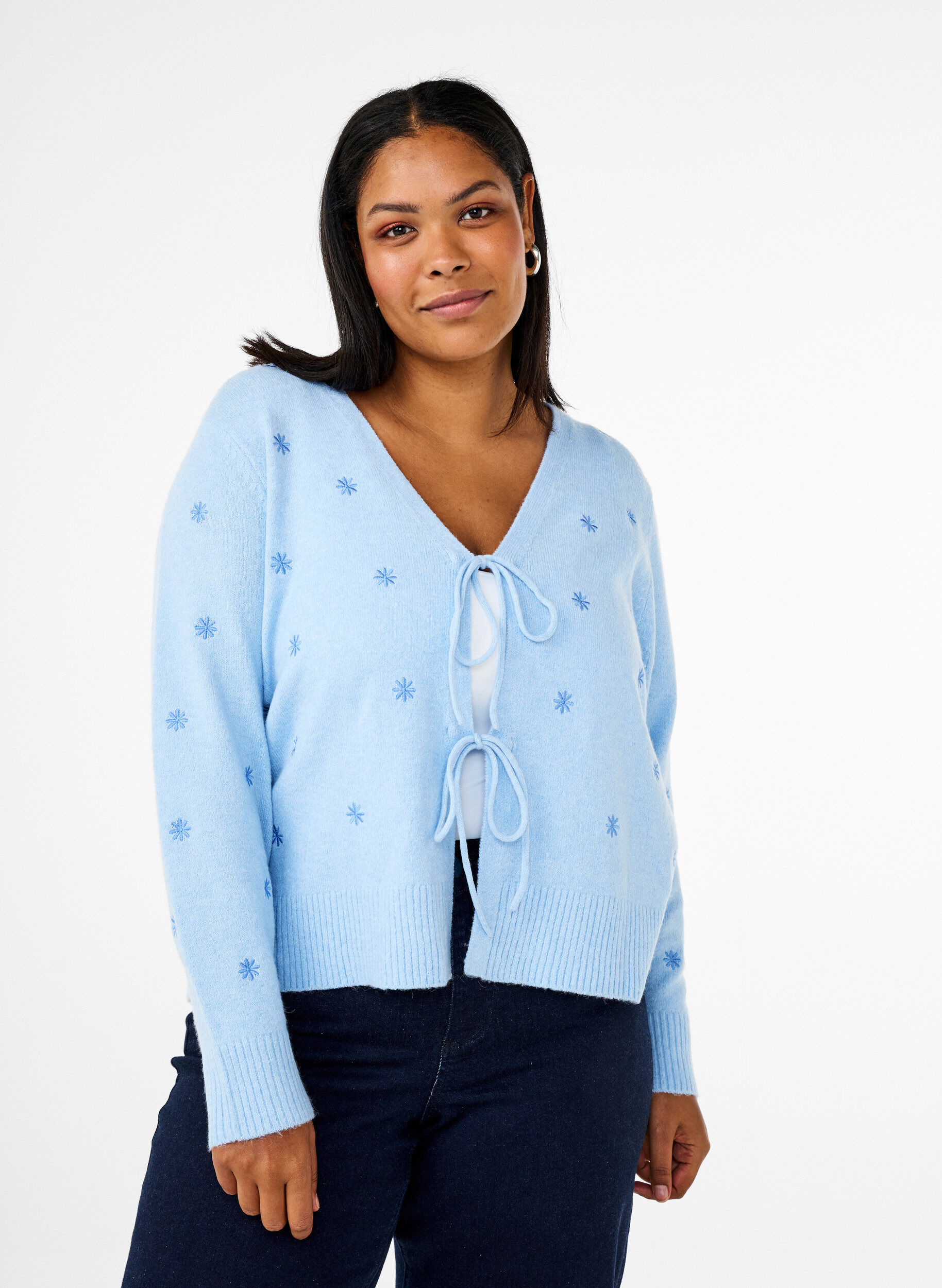 Zizzi Strikket cardigan med knytedetaljer og broderi, Cashmere Blue Comb, Model image number 0