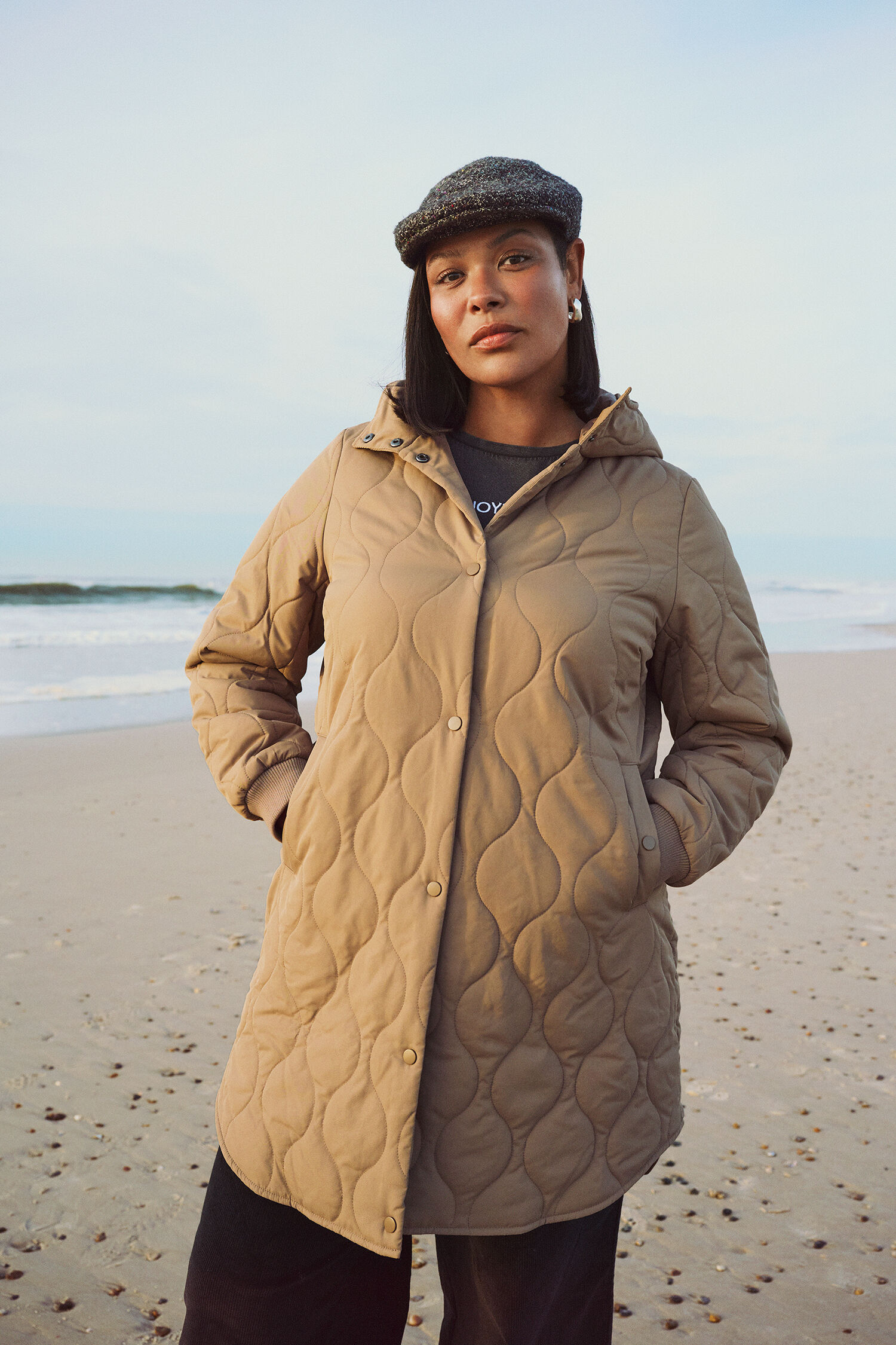 Vattert jakke med detaljer, , Model