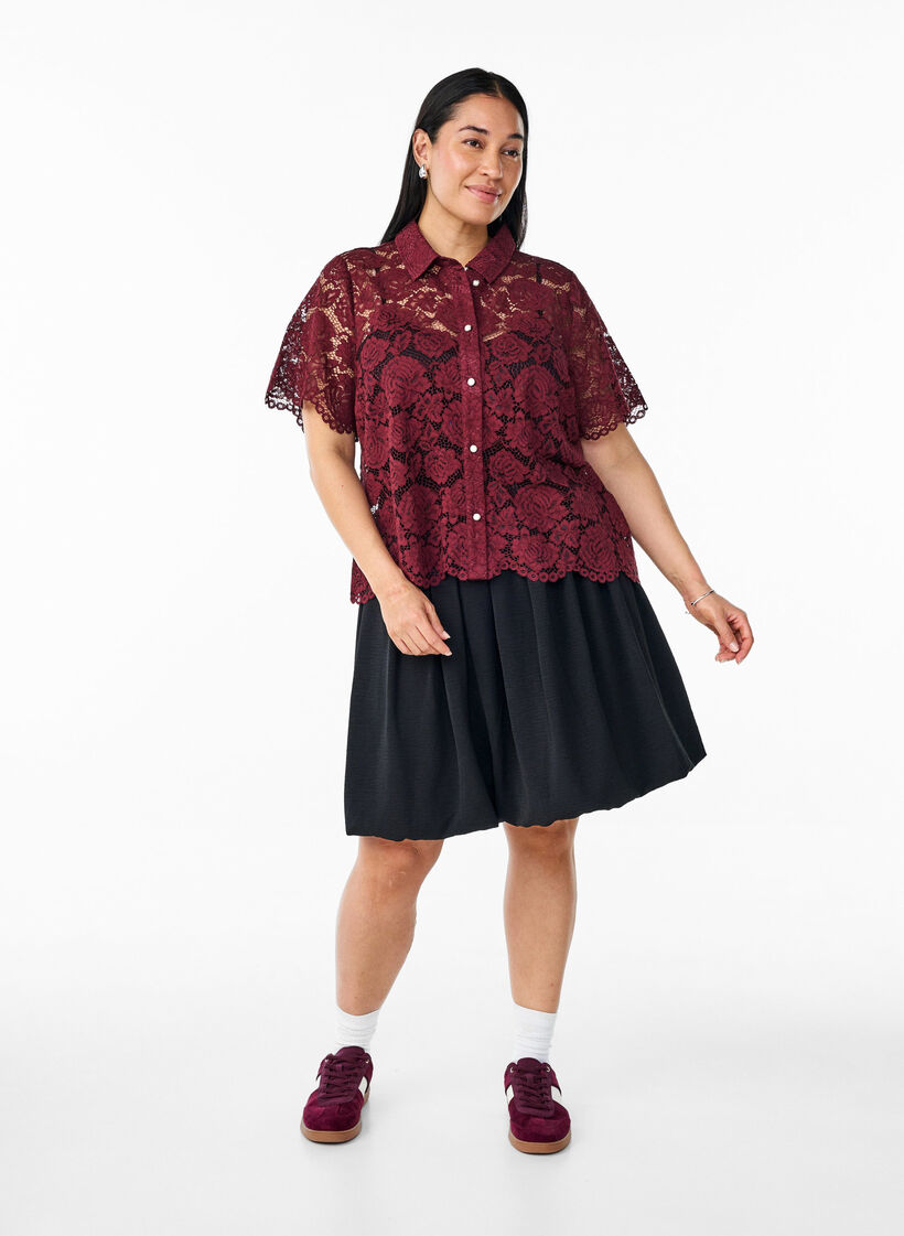 Skjortebluse i blonde med perleknapper, Tawny Port, Model