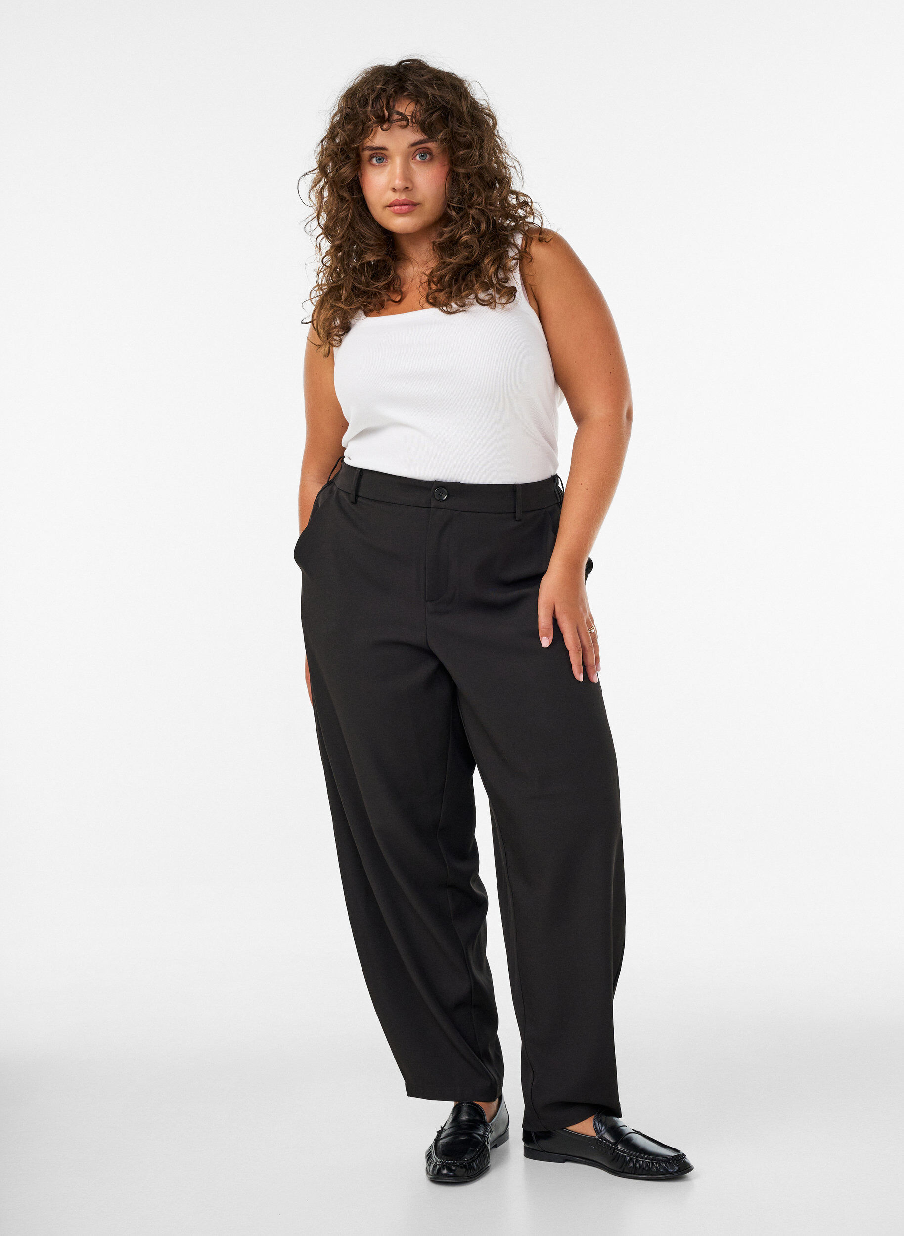 ZizziBukser med h&oslash;y midje og barrel fit, Svart, Model image number 1